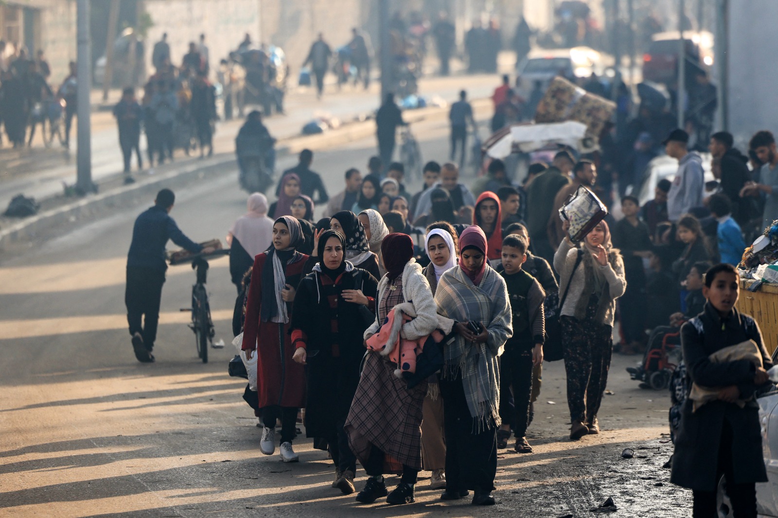 نازحون فلسطينيون يغادرون رفح بعد قصف إسرائيلي على جنوب غزة. 1 ديسمبر 2023