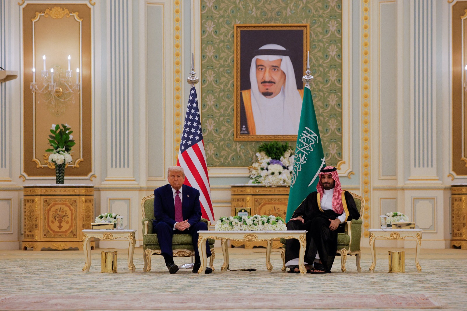 ولي العهد السعودي الأمير محمد بن سلمان بجانب الرئيس الأميركي دونالد ترمب في الرياض. 13 مايو 2025