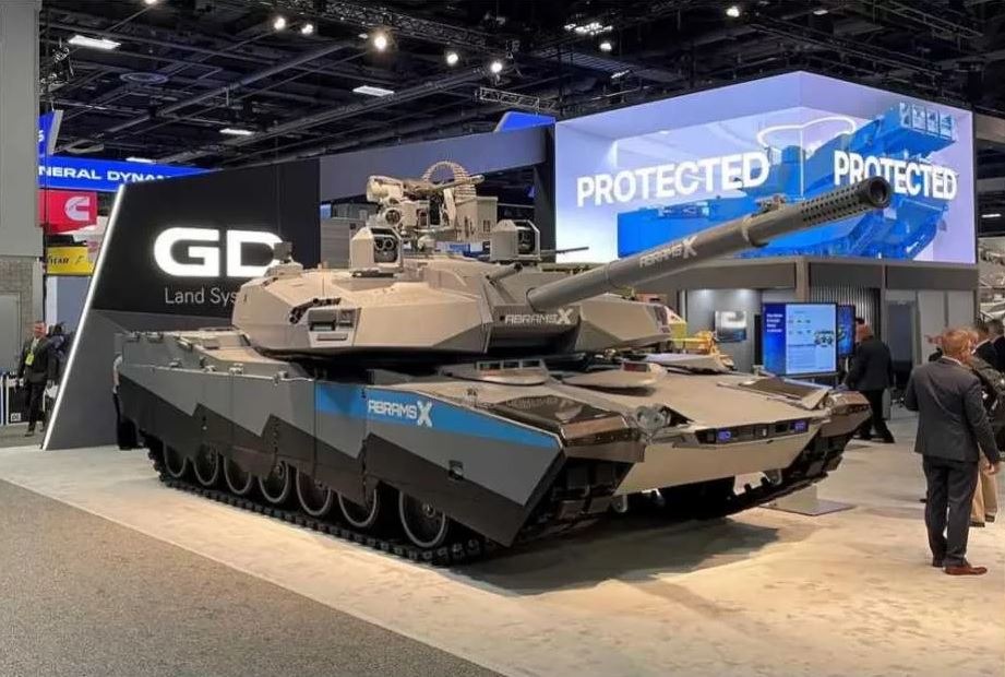 تدمج دبابة M1E3 Abrams التابعة للجيش الأميركي نظام دفع هجيناً كهربائياً وتقنيات ذكاء اصطناعي مستوحاة من مشروع AbramsX، لتجمع بين درعٍ معياري وقدرات قتالية رقمية فتاكة تضمن لها البقاء في ساحات معارك تعجّ بالطائرات المسيّرة.