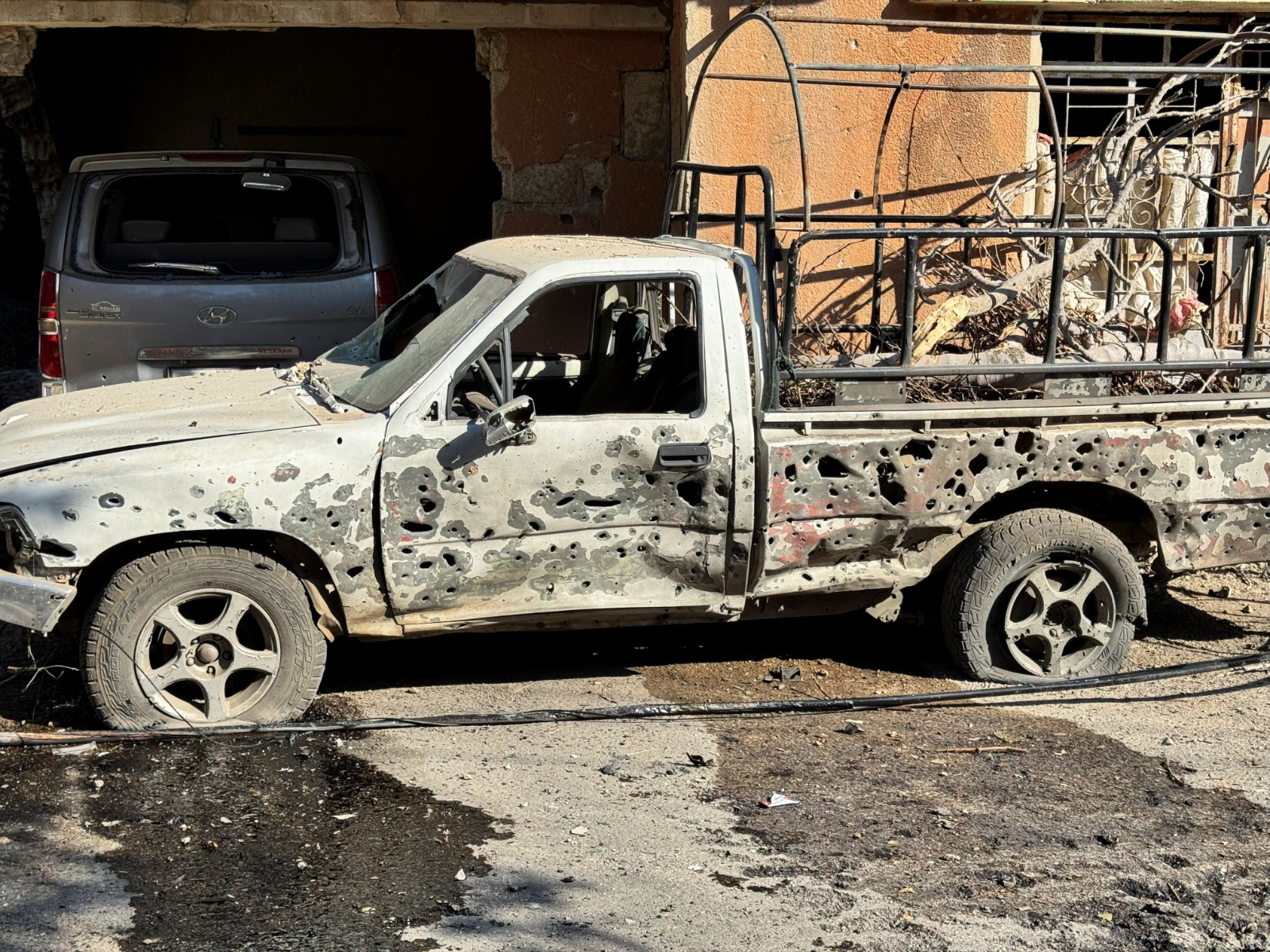 سيارة مدمرة بالقرب من موقع غارة إسرائيلية على بلدة بيت جن في سوريا. 28 نوفمبر 2025