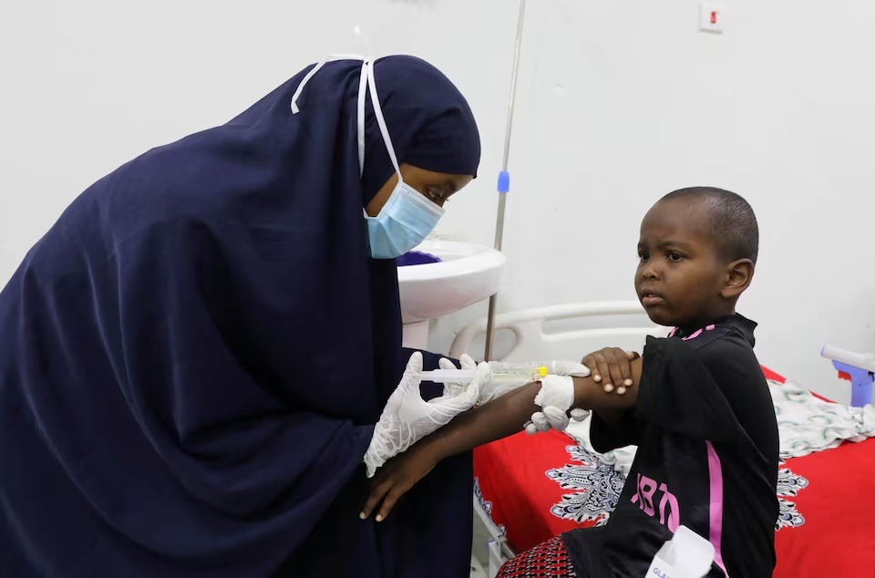 ممرضة تعطي دواءً لطفلٍ مصاب بالدفتيريا في مستشفى دي مارتينو العام، مقديشو، الصومال، 13 أغسطس 2025