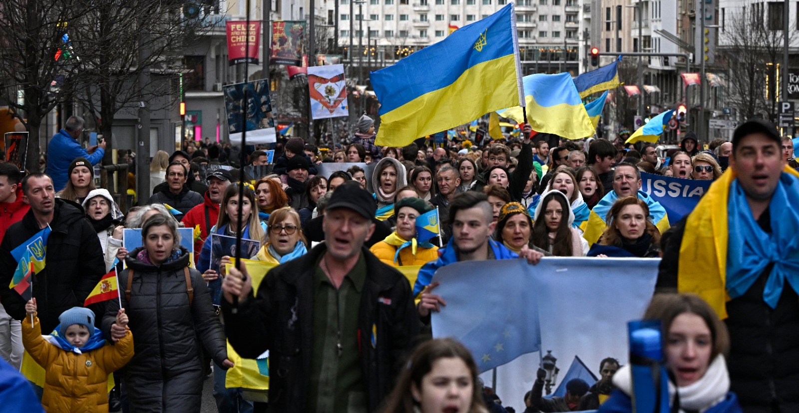متظاهرون في مسيرة حاشدة لدعم أوكرانيا بمدريد. 24 فبراير 2024