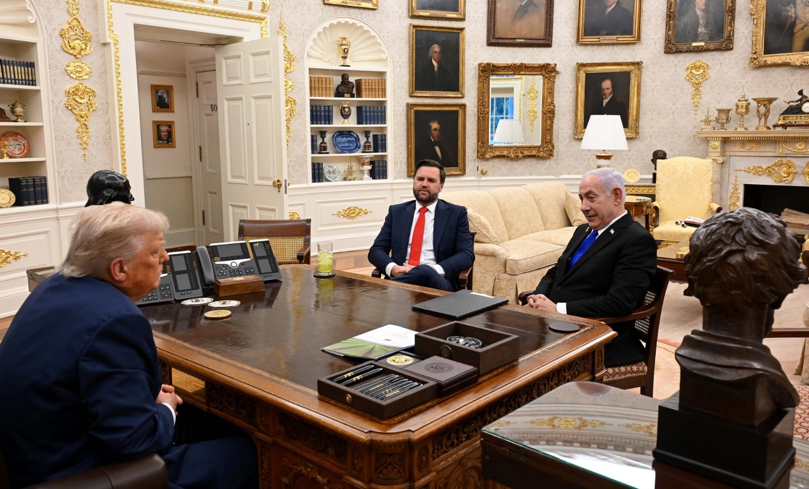 الرئيس الأميركي دونالد ترمب ونائبه جي دي فانس خلال استقبال رئيس الوزراء الإسرائيلي بنيامين نتنياهو في البيت الأبيض. 08 يوليو 2025