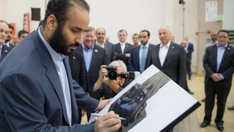 الأمير محمد بن سلمان أثنا ءتوقعيه بعبارة 