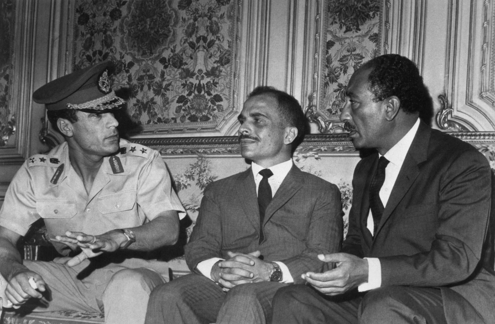 أنور السادات ومعمر القذافي وبينهما الملك حسين عام 1970