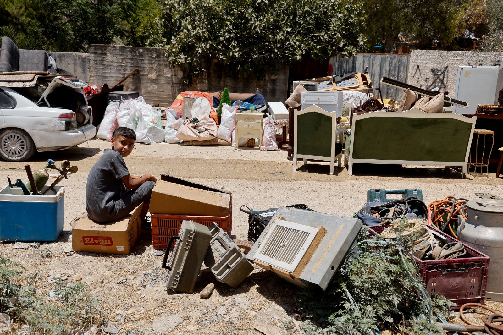 فلسطينيون يخلون منازلهم المهددة بالهدم خلال العملية العسكرية الإسرائيلية المستمرة في مخيم طولكرم، في الضفة الغربية المحتلة، 2 يوليو 2025