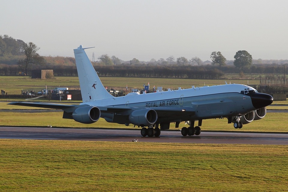 طائرة من طراز 'RC-135 Rivet Joint' تهبط في مطار سلاح الجو الملكي البريطاني في وادينجتون- 12 نوفمبر 2013