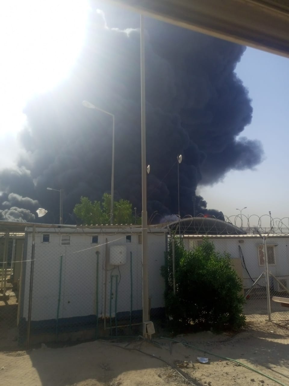 أعمدة دخان تتصاعد بعد إخماد حريق اندلع في خط أنابيب في محافظة البصرة. العراق في 26 أكتوبر 2025