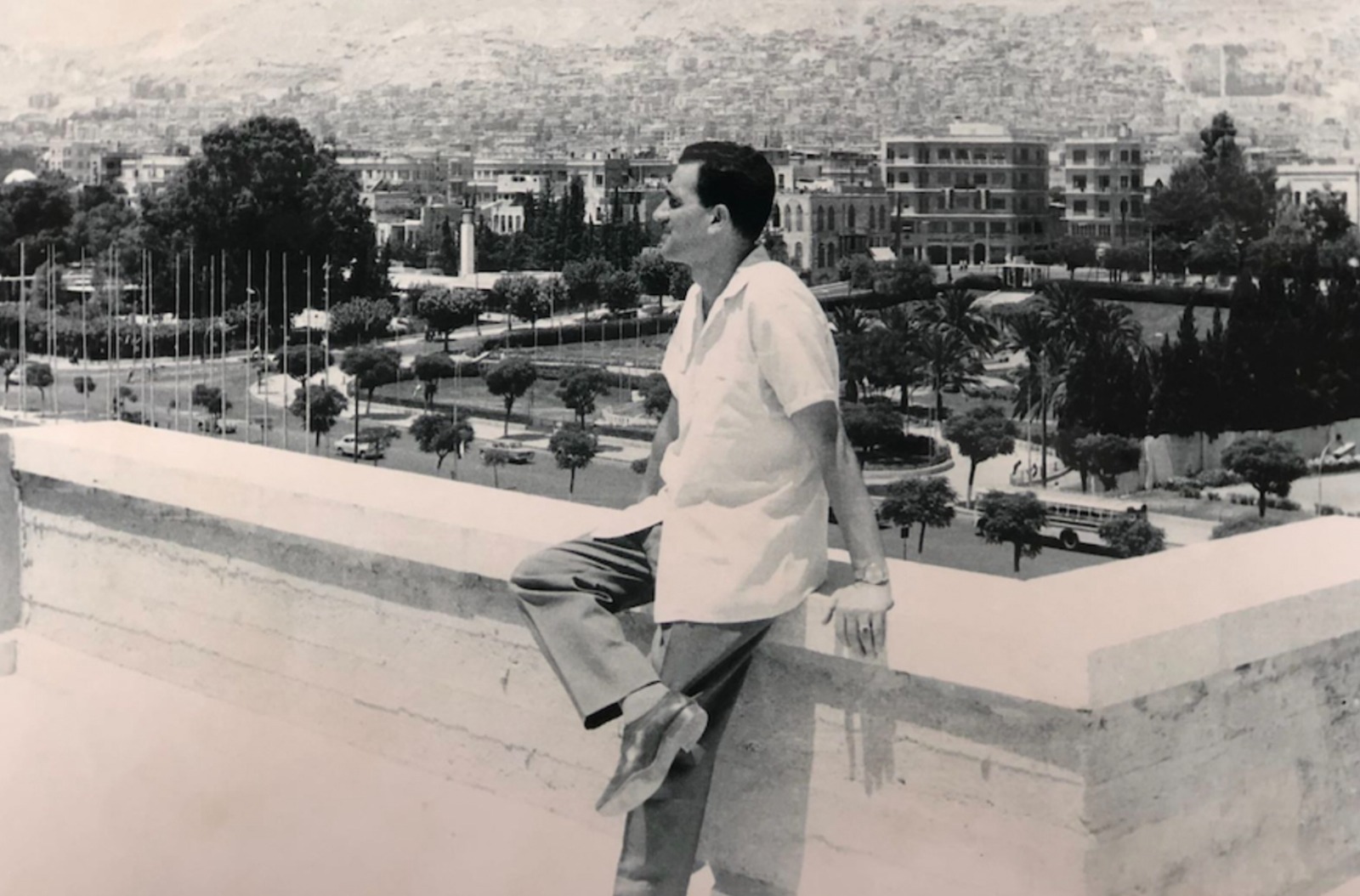 الجاسوس الإسرائيلي إيلي كوهين على سطح بنايته في حي أبو رمانة في دمشق في ستينيات القرن الماضي