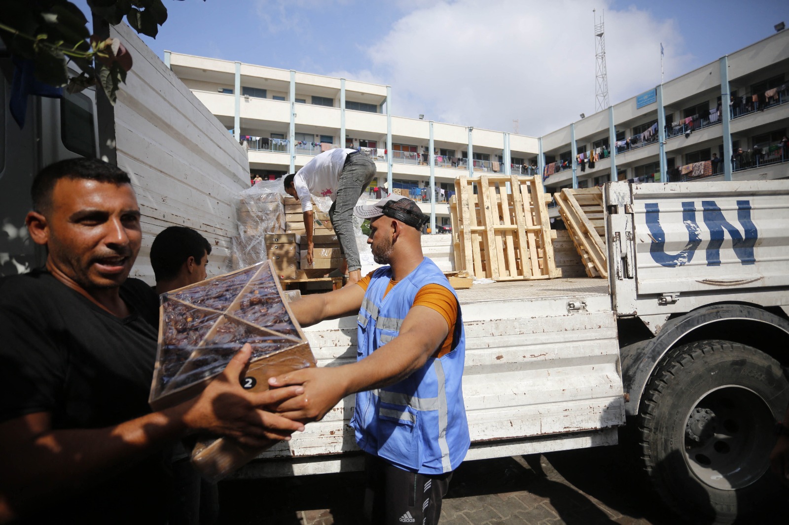 موظفون تابعون للأمم المتحدة يوزعون مساعدات على العائلات الفلسطينية في غزة. 24 أكتوبر 2023