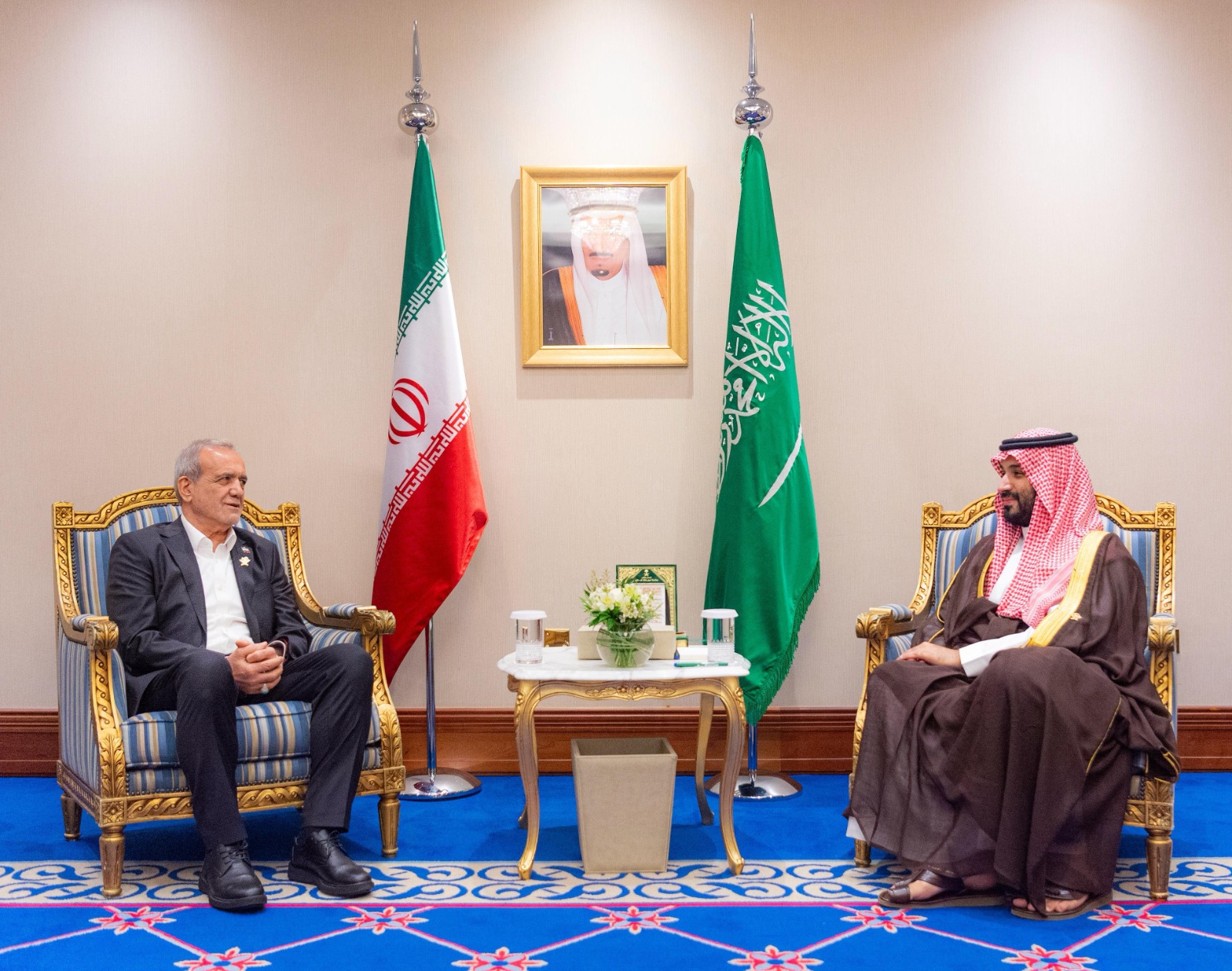 ولي العهد السعودي الأمير محمد بن سلمان يلتقي بالرئيس الإيراني مسعود بيزشكيان على هامش القمة العربية الإسلامية الطارئة في الدوحة. 15 سبتمبر 2025