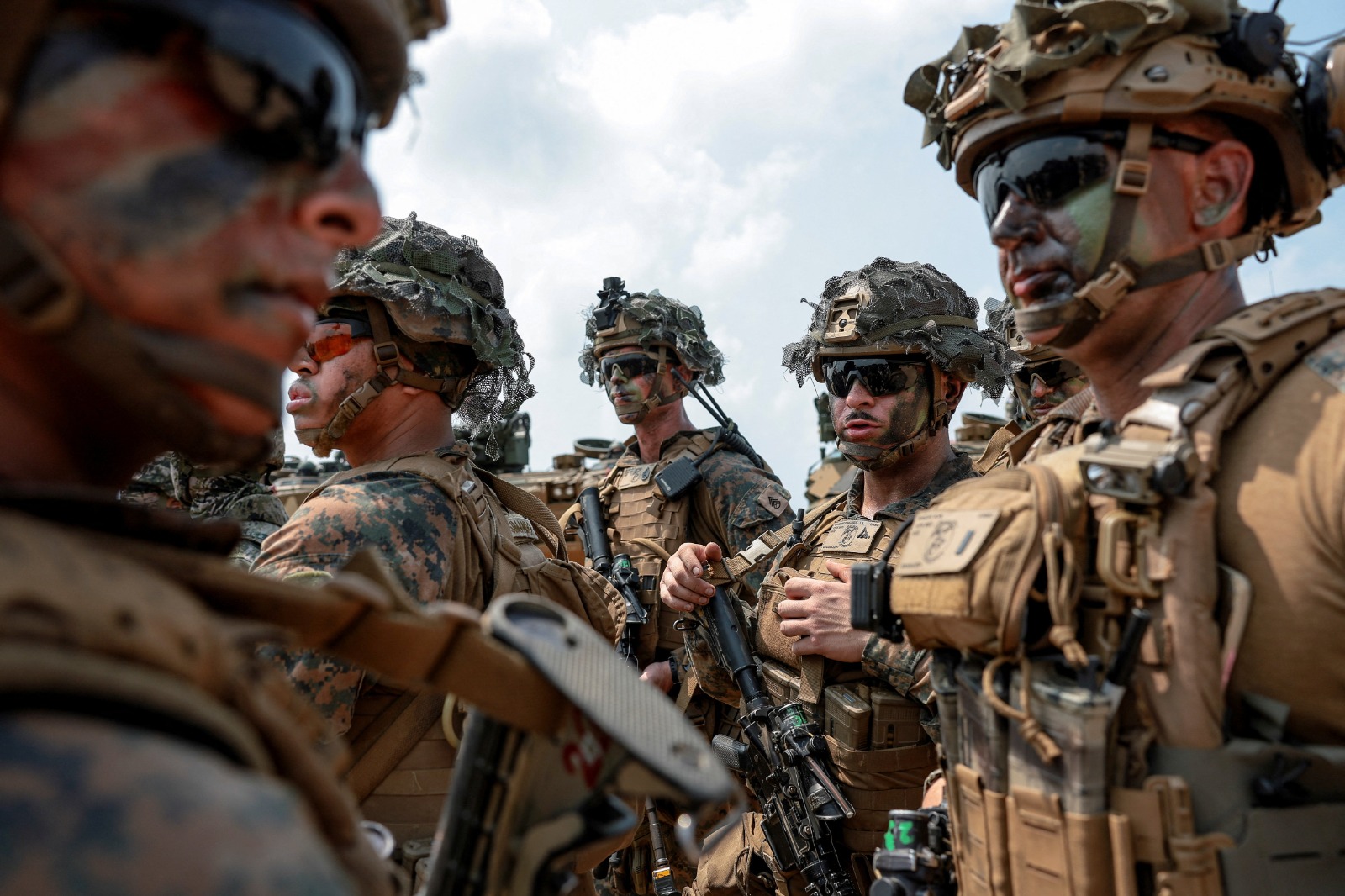 قوات من مشاة البحرية الأميركية تشارك في تدريب على إنزال برمائي ضمن مناورات &laquo;كوبرا غولد 2026&raquo; المشتركة في قاعدة عسكرية بإقليم تشونبوري في تايلاند، 26 فبراير 2026.