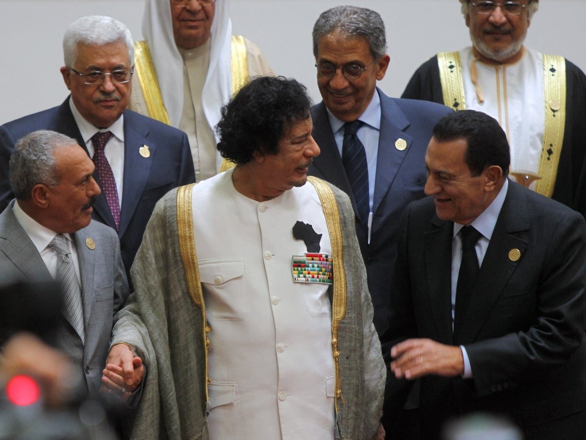 صورة لآخر قمة جمعت عمرو موسى بمعمر القذافي في سرت الليبية عام 2010