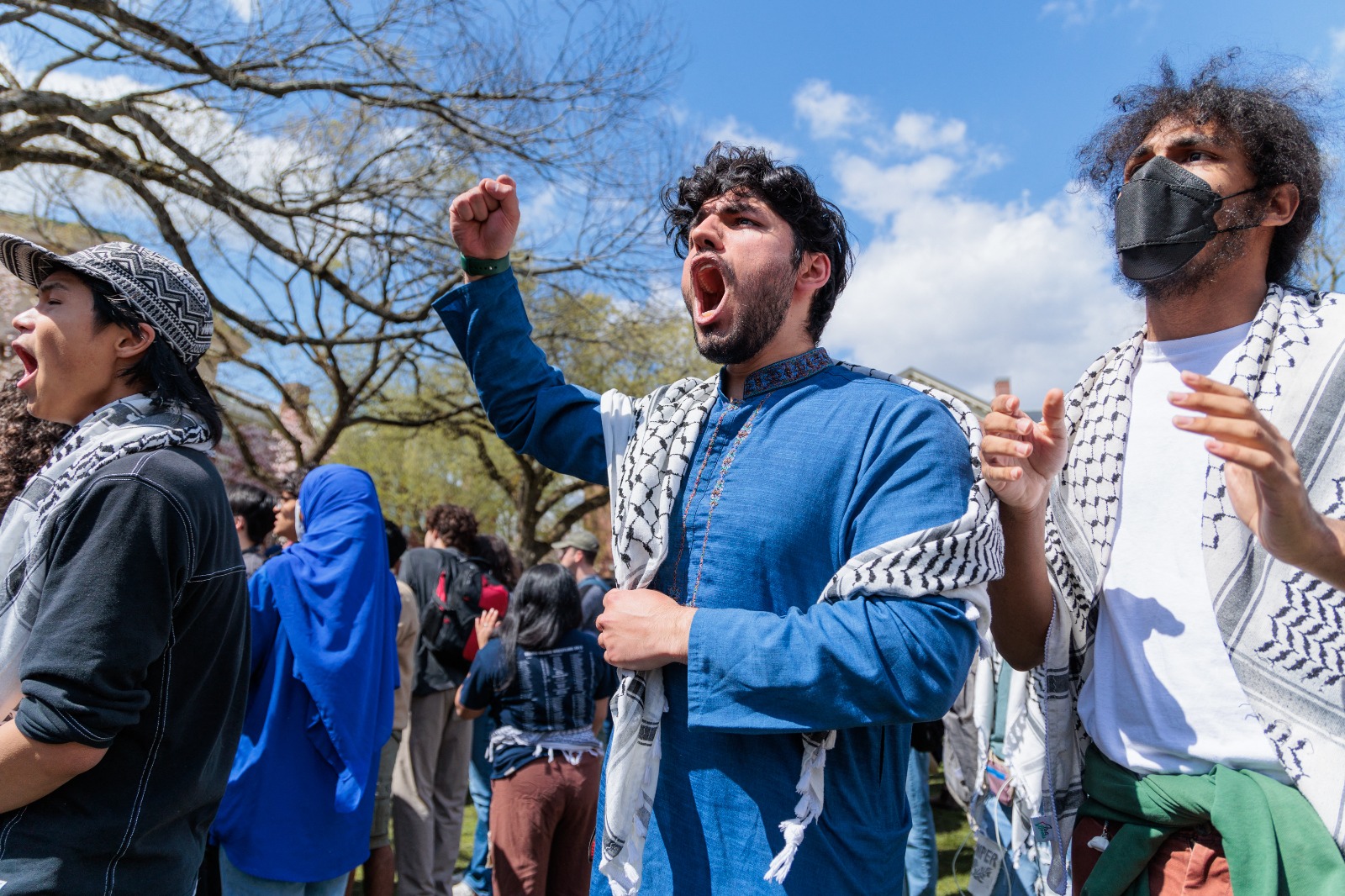 طلاب جامعة براون خلال إقامتهم مخيماً مؤيداً لفلسطين في المنطقة الخضراء الرئيسية في كولدج جرين. 24 أبريل 2024