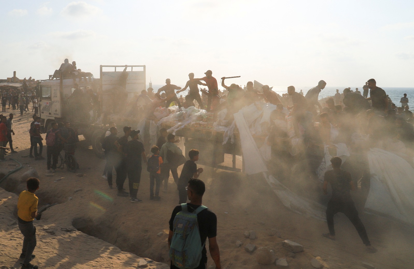 فلسطينيون يتزاحمون حول شاحنة مساعدات في بيت لاهيا، شمال قطاع غزة. 23 يونيو 2025