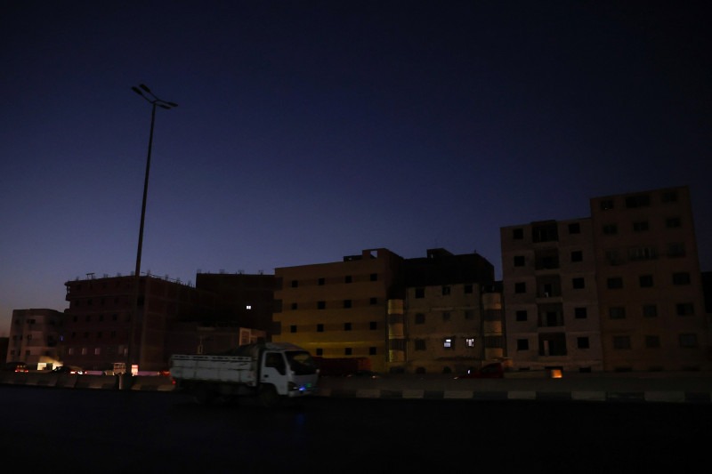 شوارع غير مضاءة على طريق سريع خلال فترة انقطاع التيار الكهربائي المجدول في القاهرة