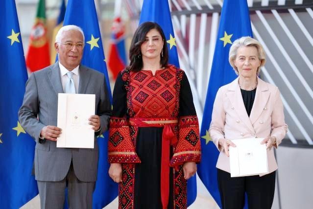 جانب من تقديم السفيرة الفلسطينية أمل جادو شكعة أوراق اعتمادها إلى رئيس المجلس الأوروبي أنطونيو كوستا ورئيسة المفوضية الأوروبية أورسولا فون دير لاين.
