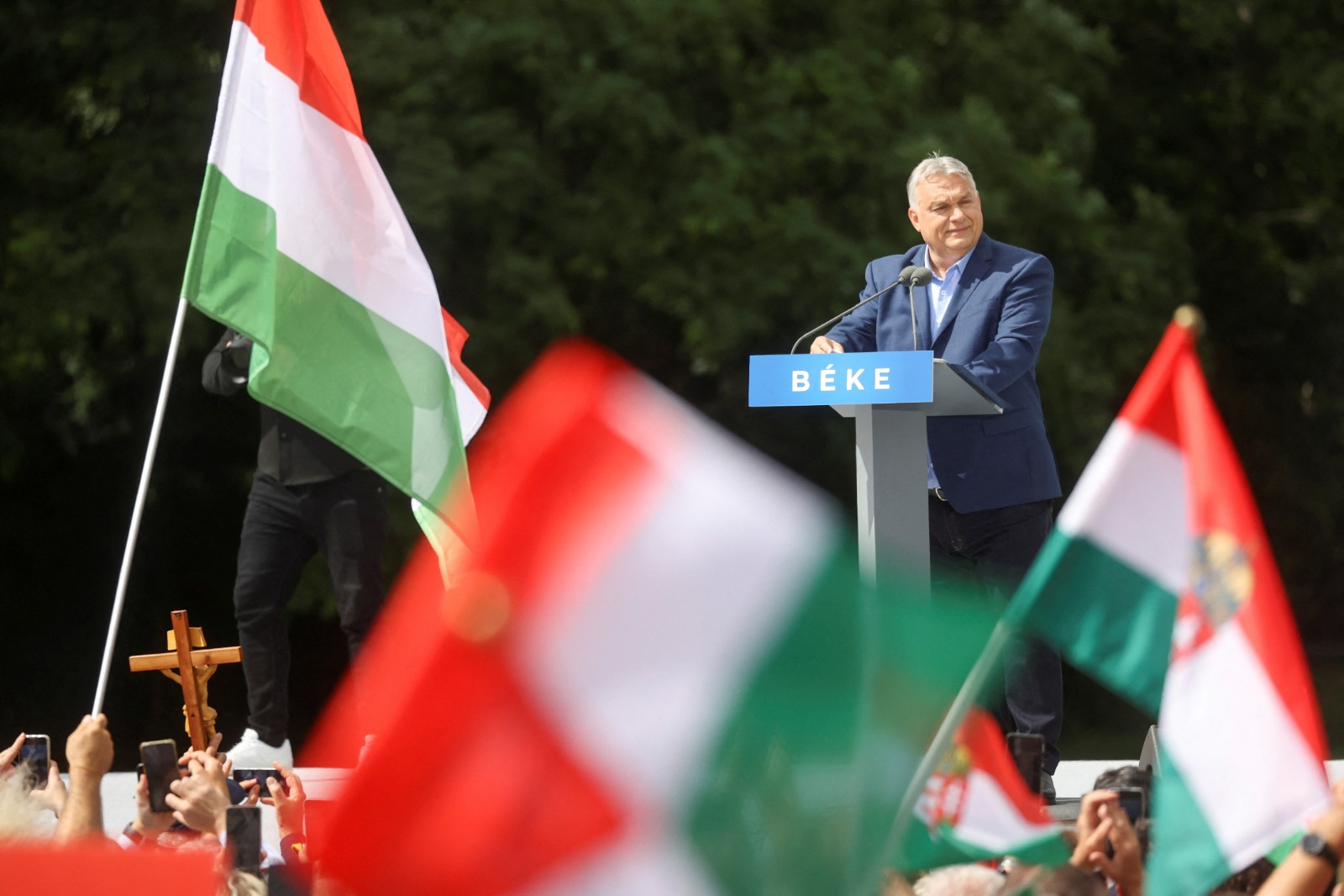 رئيس الوزراء المجري فيكتور أوربان يلقي خطاباً خلال مسيرة مؤيدة للحكومة قبل أسبوع من الانتخابات الأوروبية، بودابست، المجر، 1 يونيو 2024
