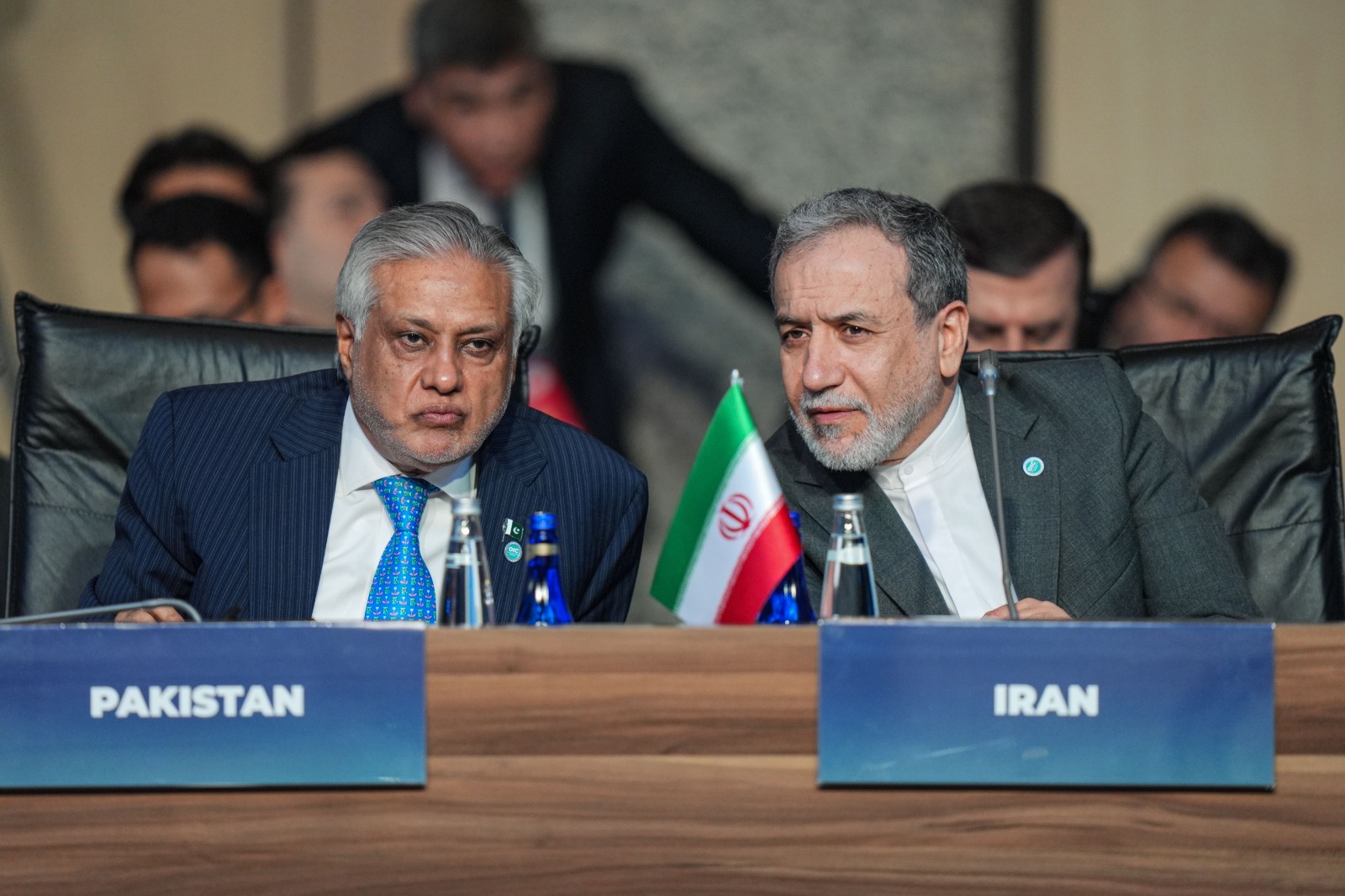 وزير الخارجية الباكستاني محمد إسحاق دار ونظيره الإيراني عباس عراقجي يشاركان في الاجتماع الـ51 لمجلس وزراء خارجية منظمة التعاون الإسلامي، إسطنبول، تركيا. 21 يونيو 2025