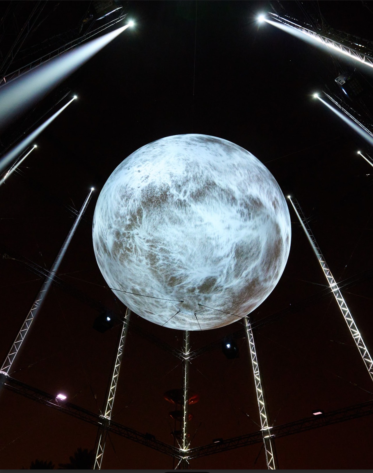 عمل فني يجسد القمر في اكتماله