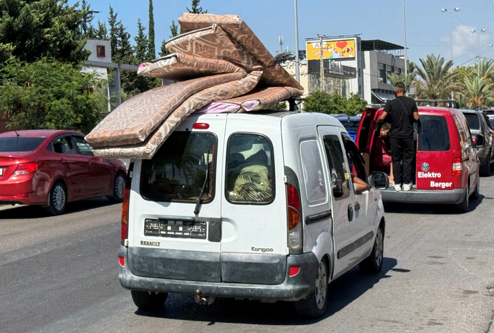 أشخاص يغادرون في سيارة محملة بالممتلكات بينما شوهدت حركة المرور تتجه شمالاً من مدينة صيدا الساحلية الجنوبية اللبنانية بينما ينزح بعض اللبنانيين من القصف الإسرائيلي المكثف، لبنان. 23 سبتمبر 2024