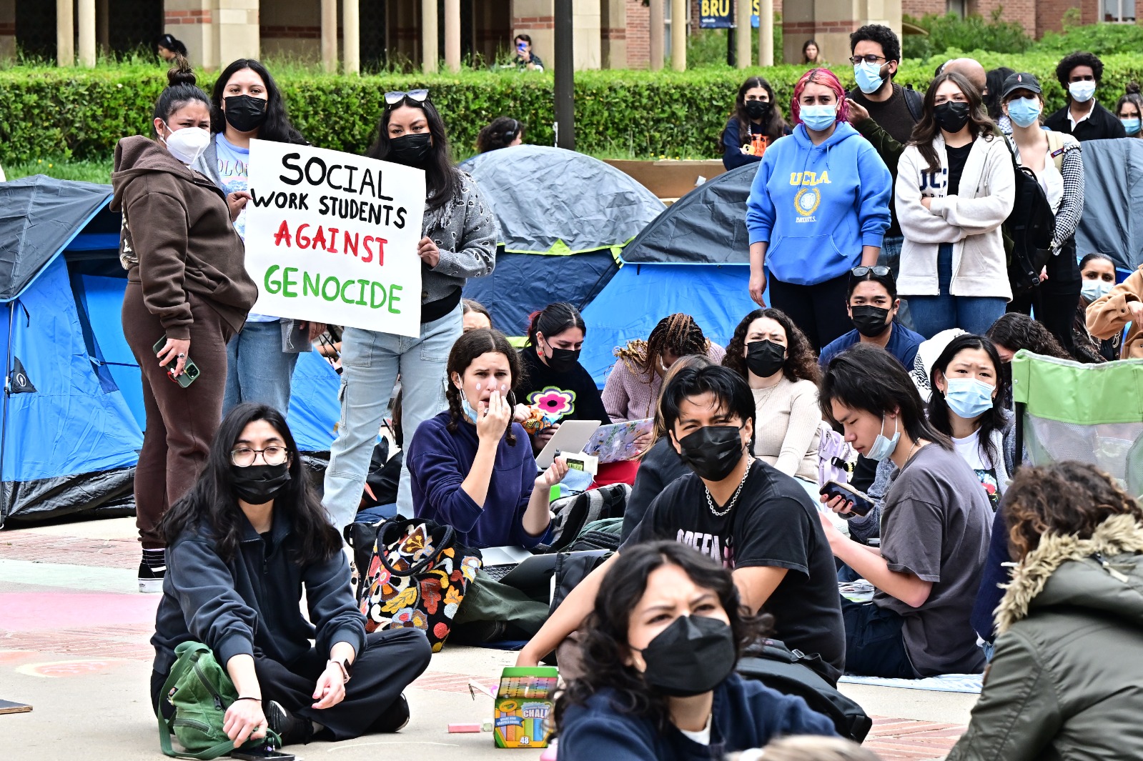 طلاب وناشطون مؤيدون للفلسطينيين يحتجون في جامعة كاليفورنيا. 25 أبريل 2024