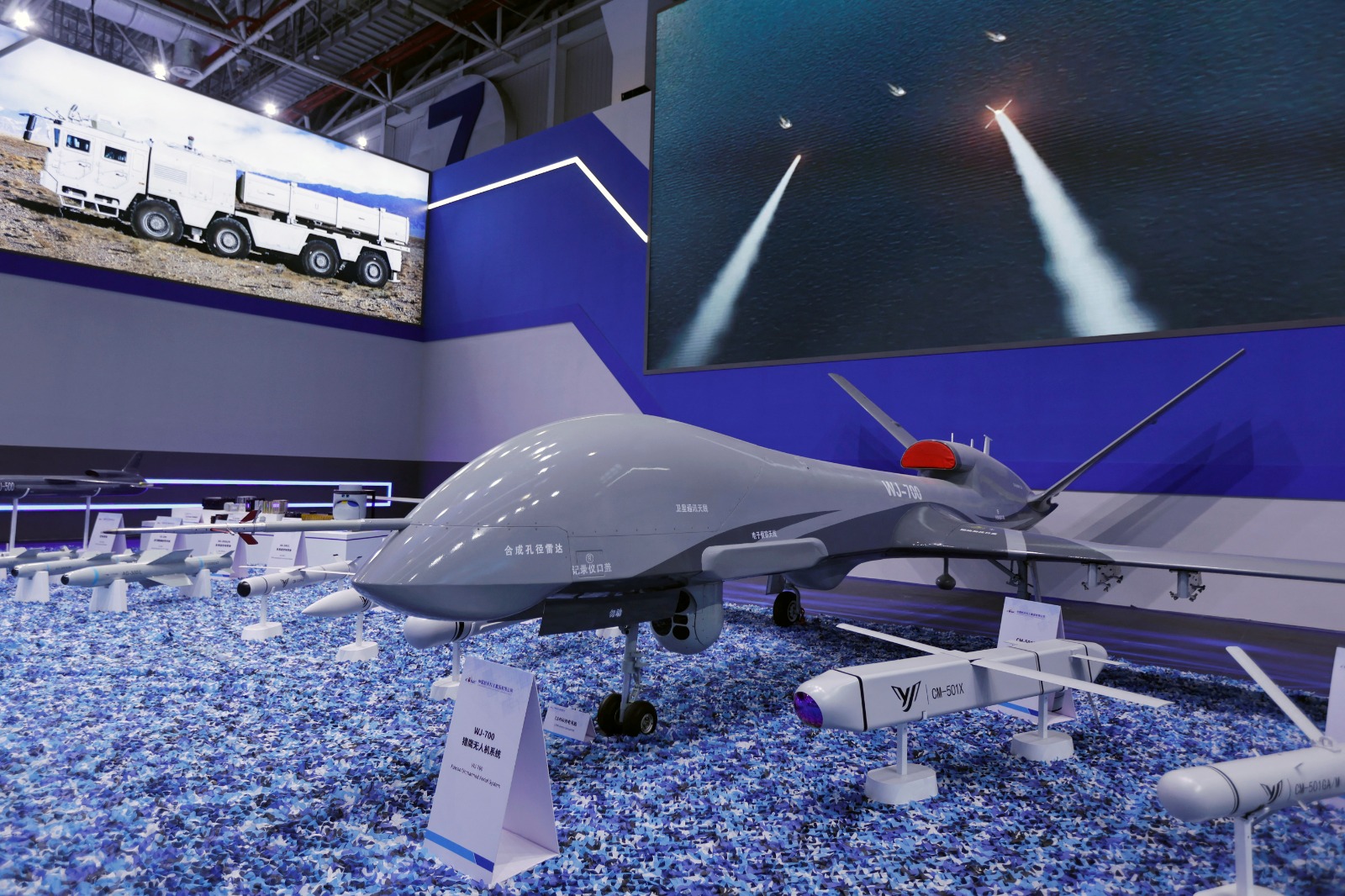 طائرة مسيرة صينية من طراز WJ-700 خلال معرض تشوهاي الجوي في جنوب الصين. 14 نوفمبر 2024