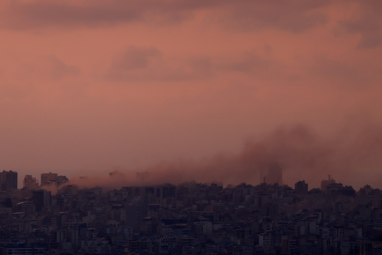 دخان كثيف يتصاعد  إثر غارة إسرائيلية على الضاحية الجنوبية لبيروت. 8 أبريل 2026
