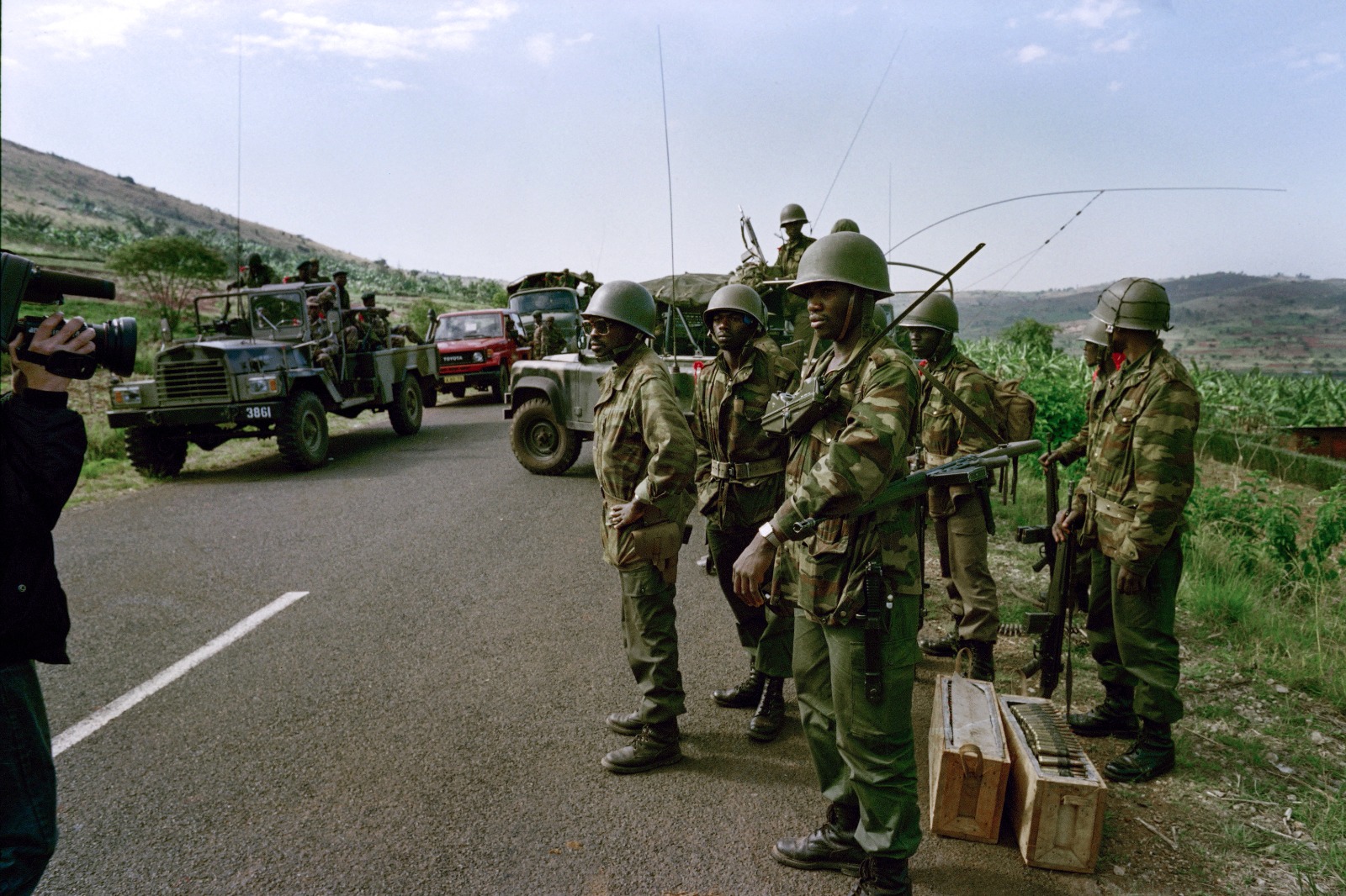 يستعد الجنود الزائيريون لهجومهم في 11 أكتوبر 1990 لمساعدة جنود الحكومة الرواندية على استعادة بلدة جابيرو من المتمردين.