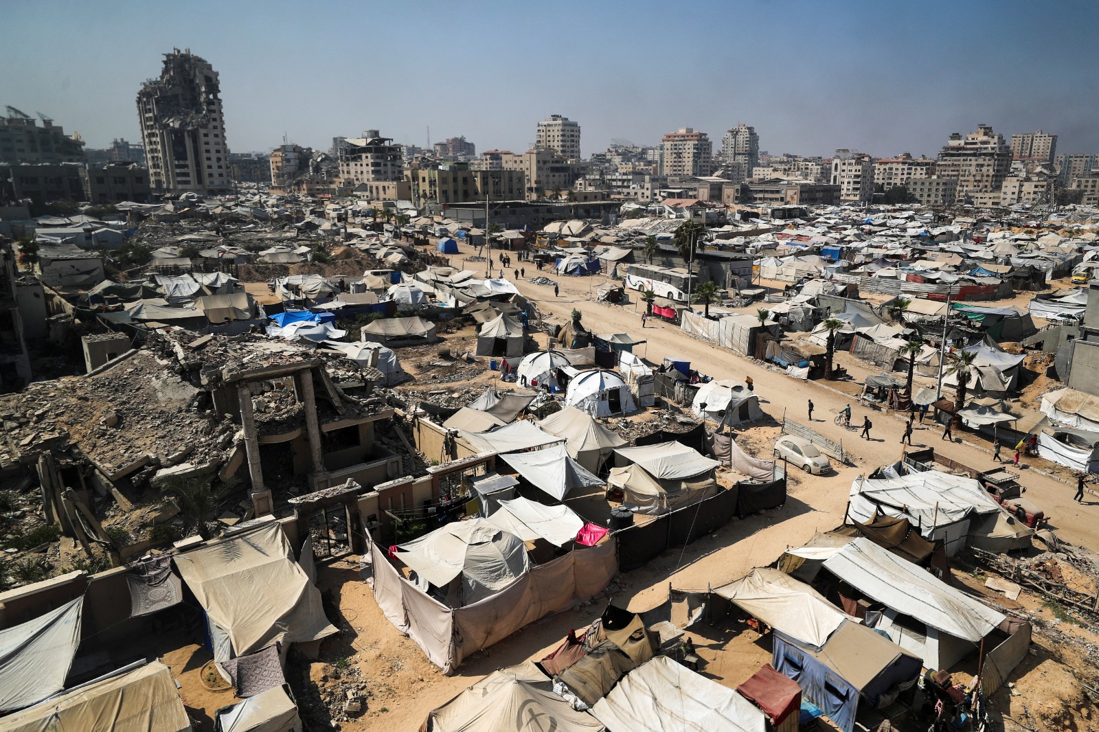 فلسطينيون نزحوا بسبب الهجوم الإسرائيلي، يحتمون في خيام بمدينة غزة. 22 يوليو 2025