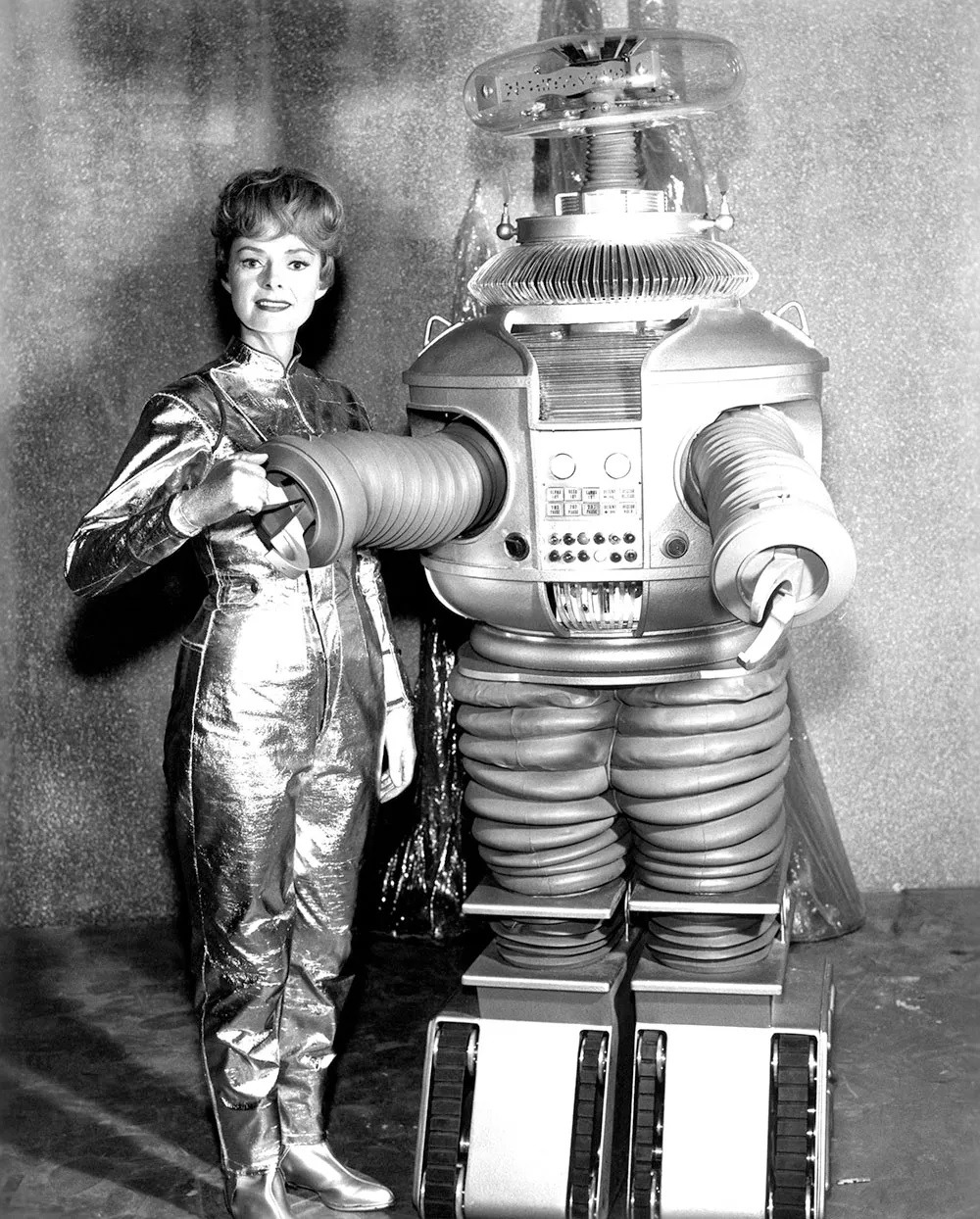 الممثلة الأميركية جون لوكهارت وبوب ماي (في دور الروبوت) في مسلسل (فقد في الفضاء)