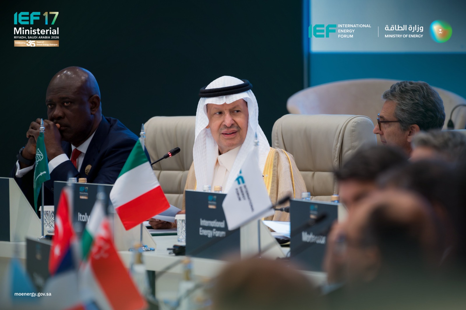 عبدالعزيز بن سلمان: لا أحد يستطيع كسر السعودية.. ونطور أنابيب جديدة