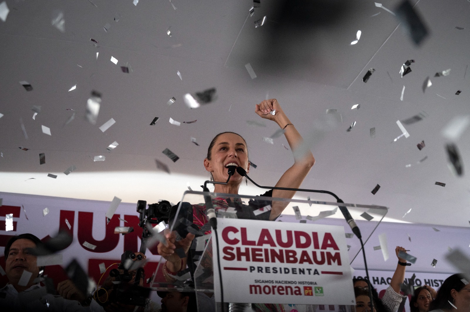 رئيسة بلدية مدينة مكسيكو السابقة ولمرشحة الرئاسية الحالية كلوديا شينباوم تلوح لأنصارها خلال تجمع انتخابي في مكسيكو. 16 مايو 2024