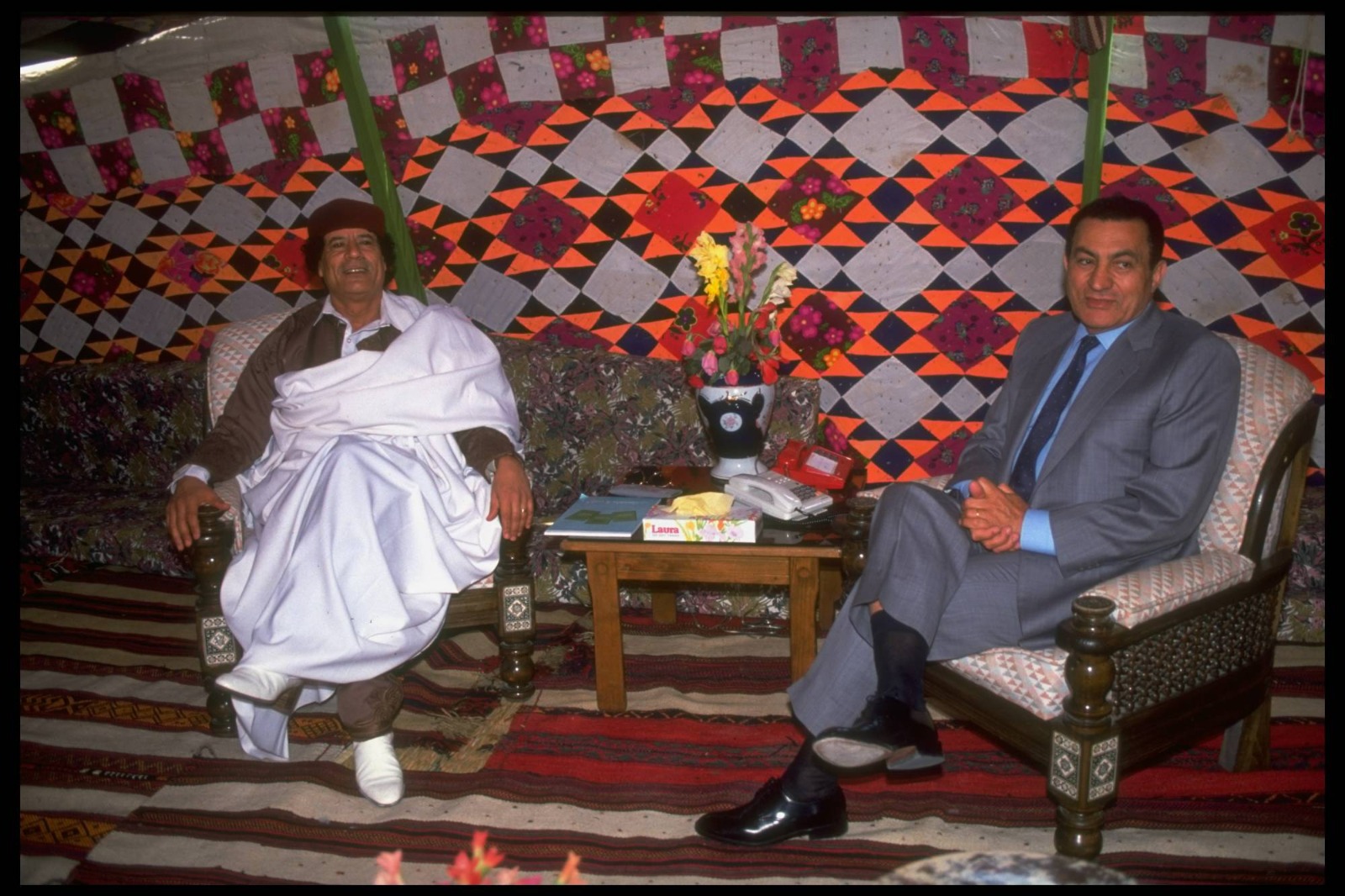 حسني مبارك في خيمة معمر القذافي عام 1992