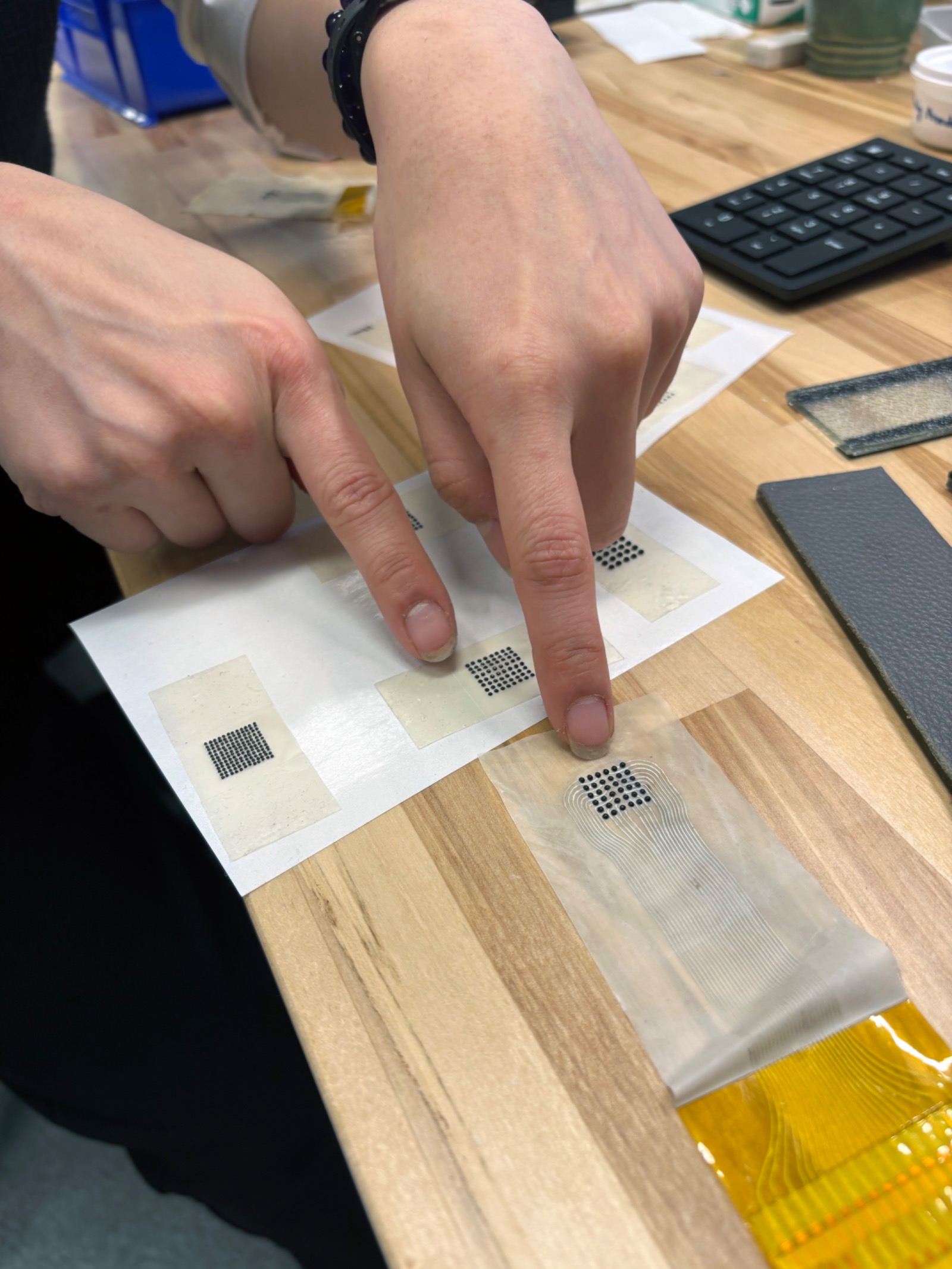 علماء يطورون أول جهاز يحاكي جلد الإنسان بدقة 100%- robotics.northwestern.edu