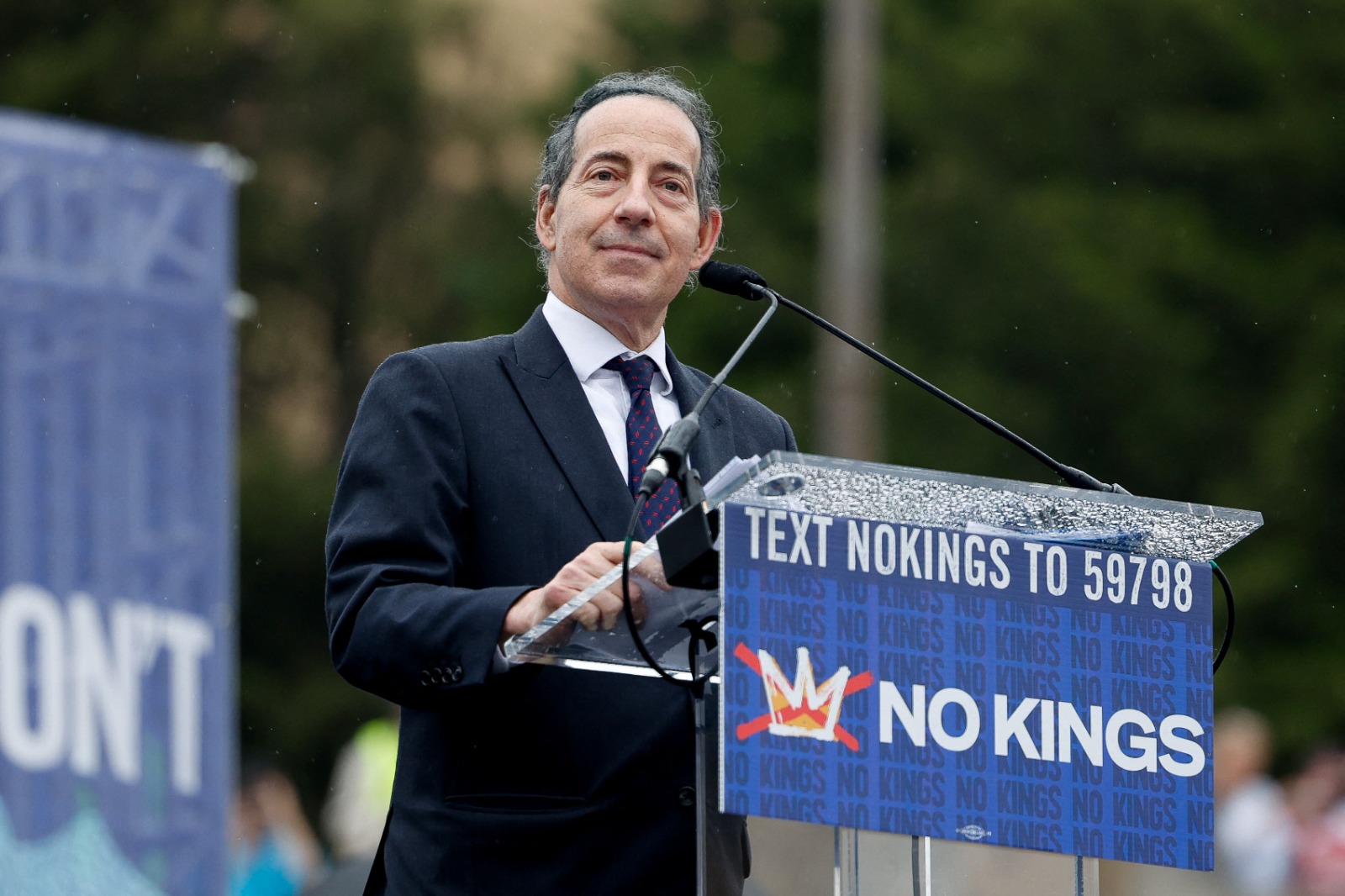 العضو الديمقراطي في اللجنة القضائية بمجلس النواب جيمي راسكين يلقي كلمته خلال احتجاج 