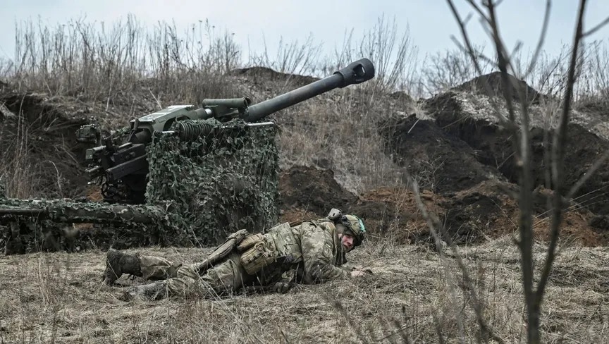 عناصر من الجيش الأوكراني على خط المواجهة في مدينة باخموت شرقي أوكرانيا. 8 مارس 2023