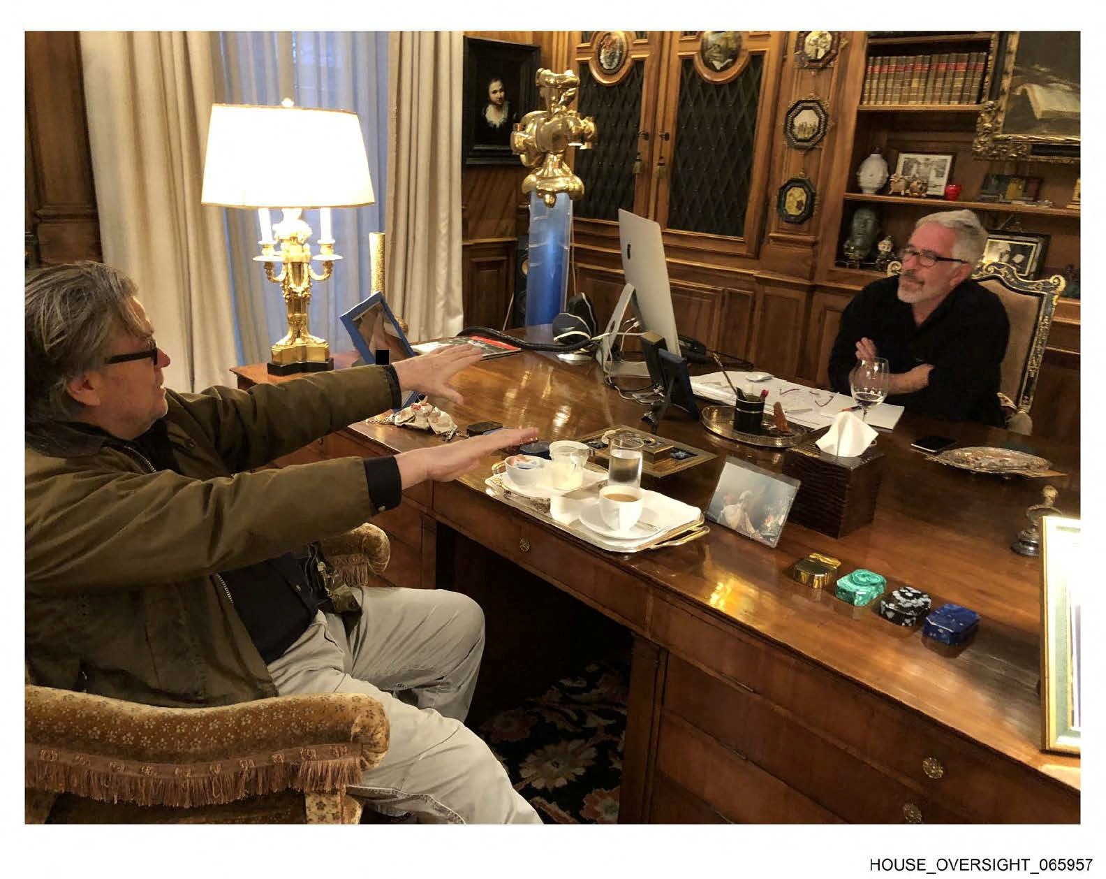 يظهر في هذه الصورة، التي وزعتها لجنة الرقابة بمجلس النواب الأميركي، جيفري إبستين، برفقة المذيع الشهير ستيف بانون. 18 ديسمبر 2025