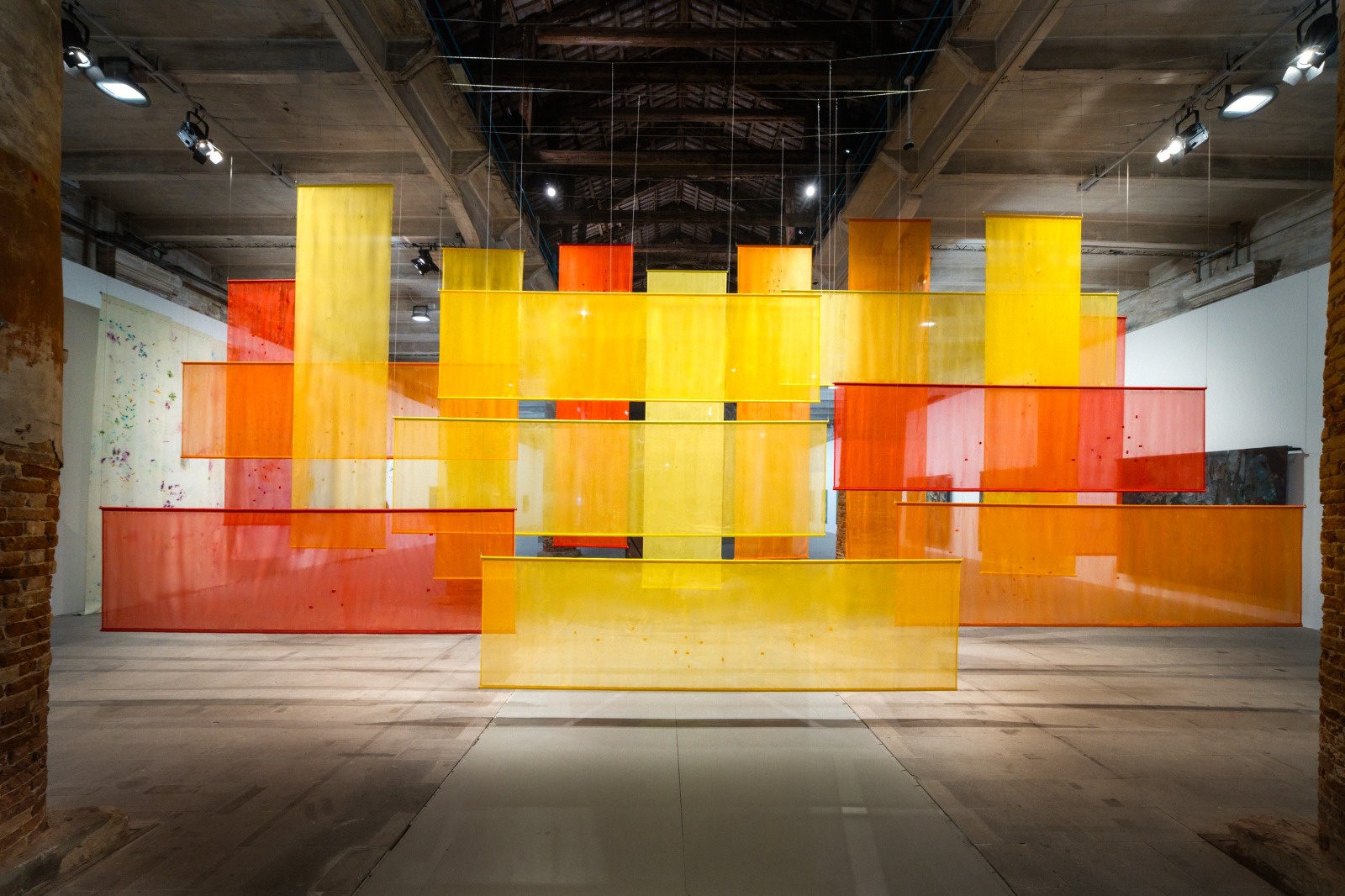 عمل الفنانة عورتاني في بينالي البندقية 2025