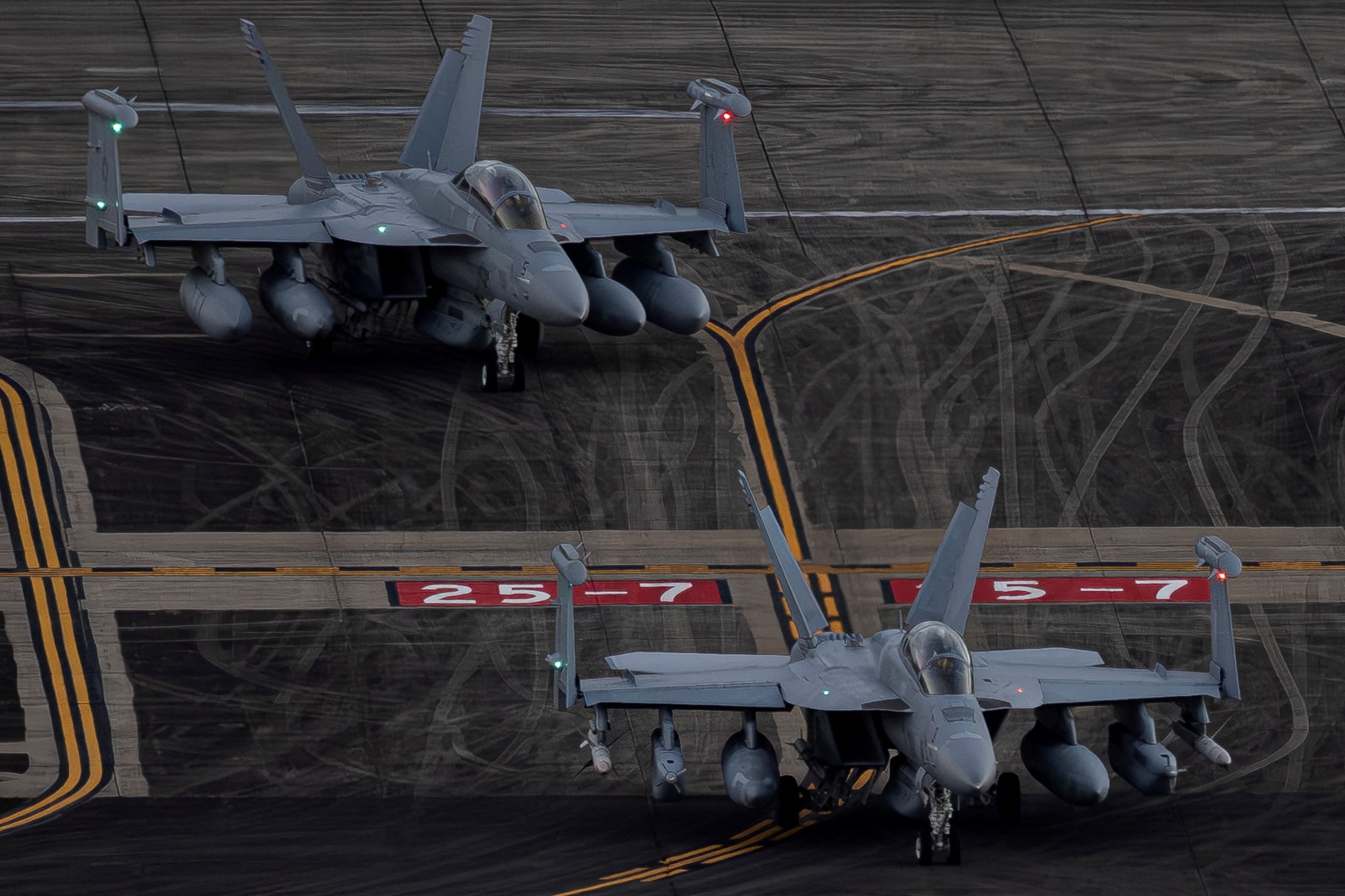 مقاتلتان من طراز  EA-18G للحرب الإلكترونية تابعتان للبحرية الأميركية في قاعدة روزفلت رودز في بورتوريكو. في 22 ديسمبر 2025