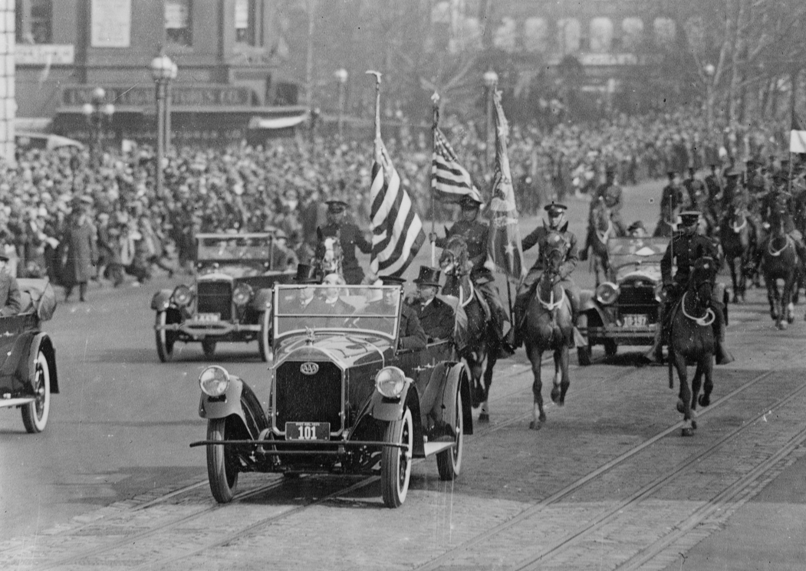 الرئيس الأميركي السابق كالفين كوليدج في موكب بالعاصمة واشنطن في مارس 1925