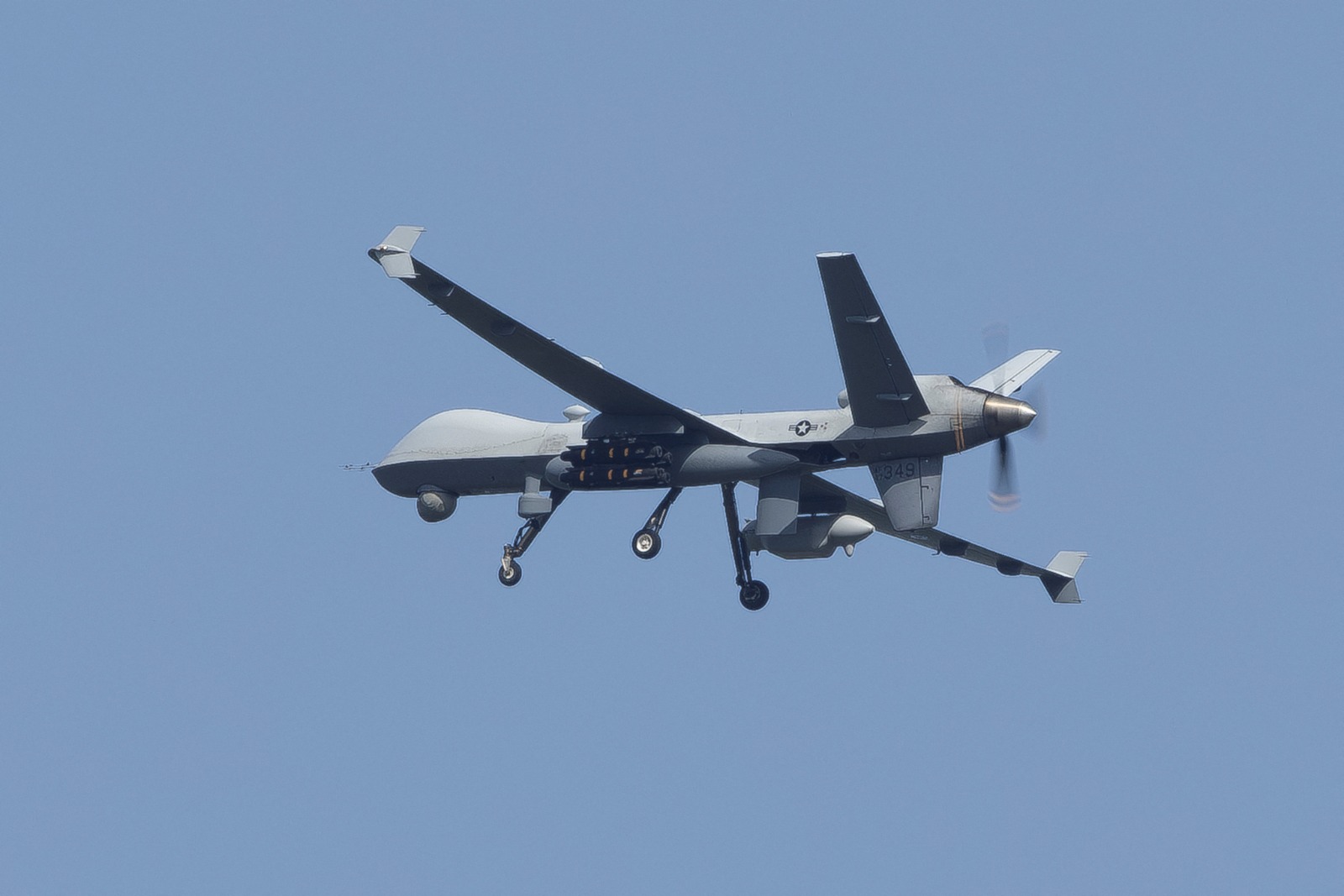 مسيرة أميركية من طراز MQ-9 Reaper تحلق فوق قاعدة روزفلت رودز البحرية قبل  الهبوط في بورتوريكو. 29 مايو 2026