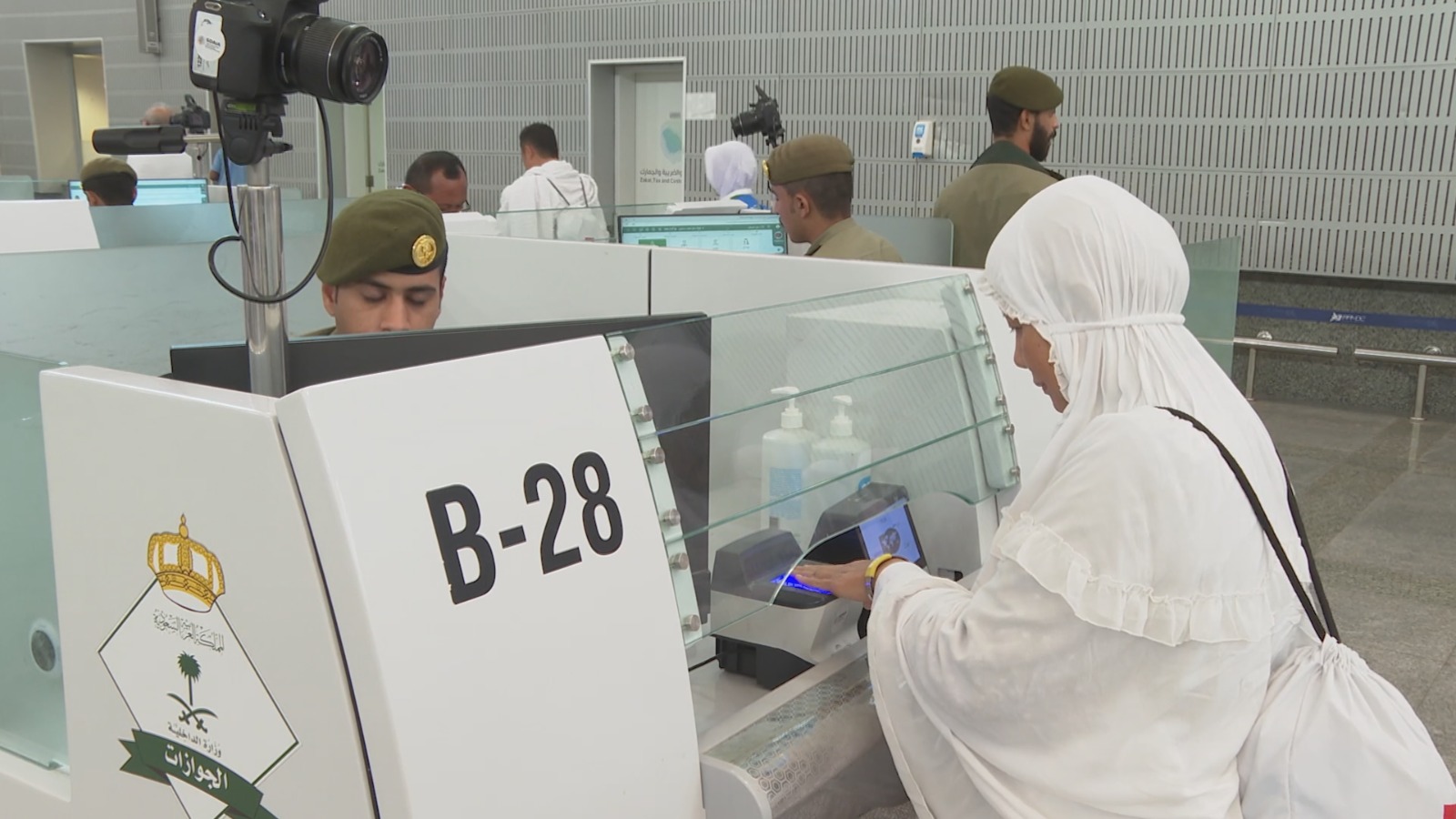 جانب من الإجراءات في مطار الملك عبد العزيز الدولي بجدة.