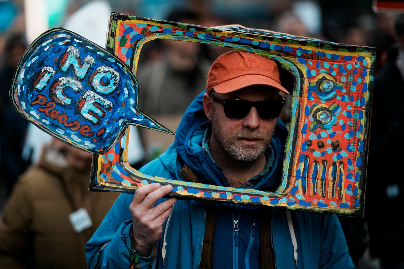 رجل يحمل لافتة مناهضة لعملاء الجمارك والهجرة في نيويورك. 28 مارس 2026