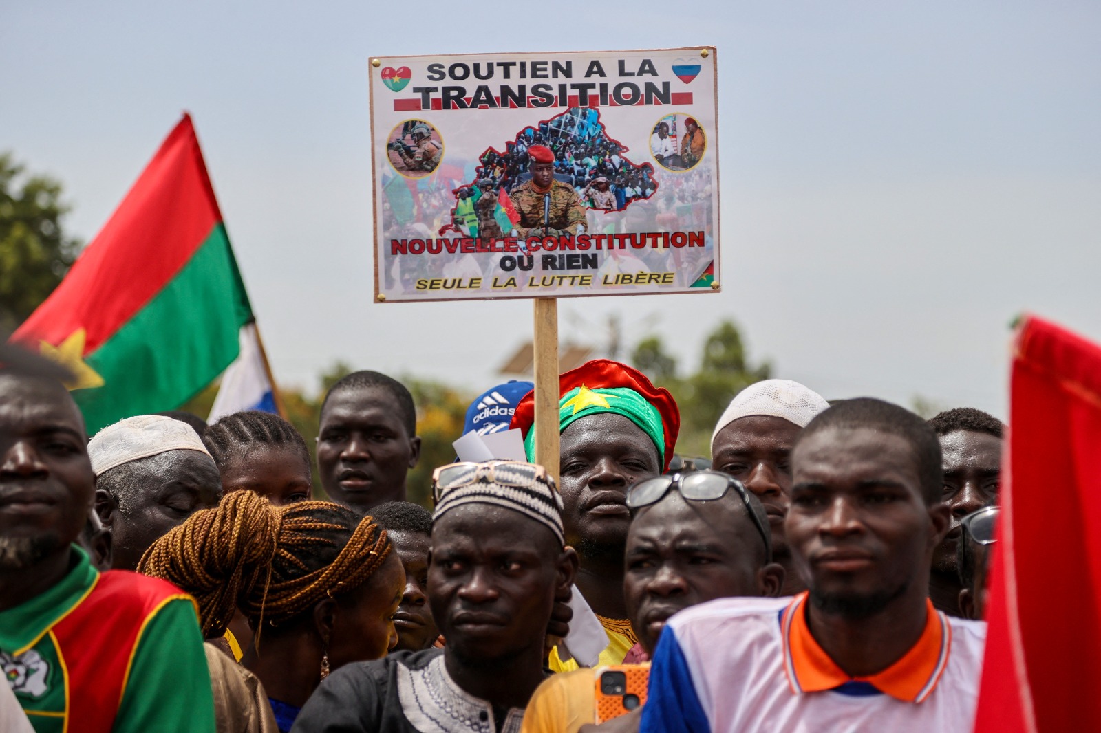 حشد منهم من يحمل لافتة عليها صورة الكابتن إبراهيم تراوري أثناء حضوره مسيرة لأنصار المجلس العسكري في بوركينا فاسو. 29 سبتمبر 2023.