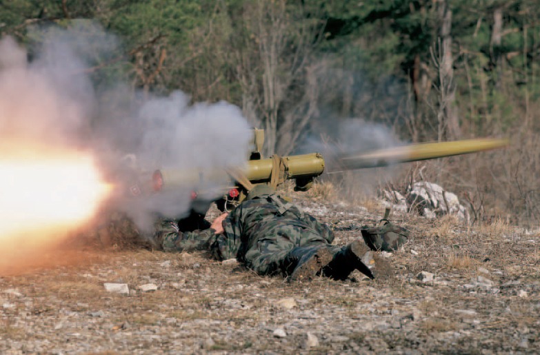 صاروخ فاجوت يطلقه جندي سلوفيني
