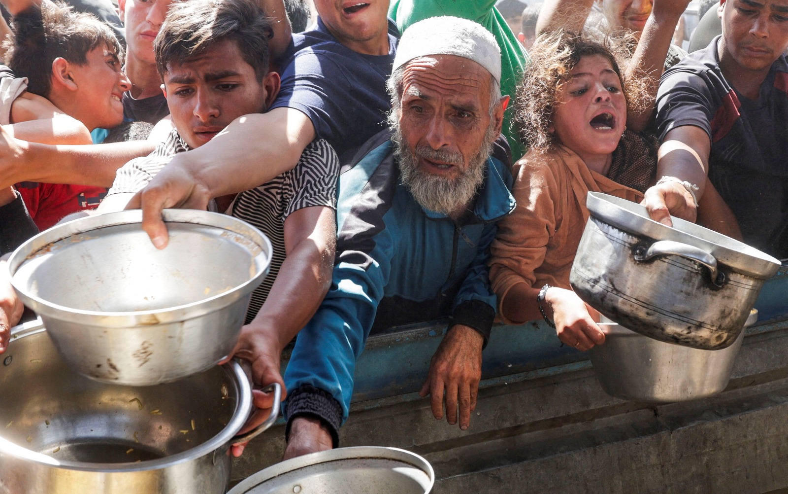 فلسطينيون ينتظرون الحصول على الطعام الذي يطبخه مطبخ خيري في خان يونس جنوب قطاع غزة. 29 أبريل 2025