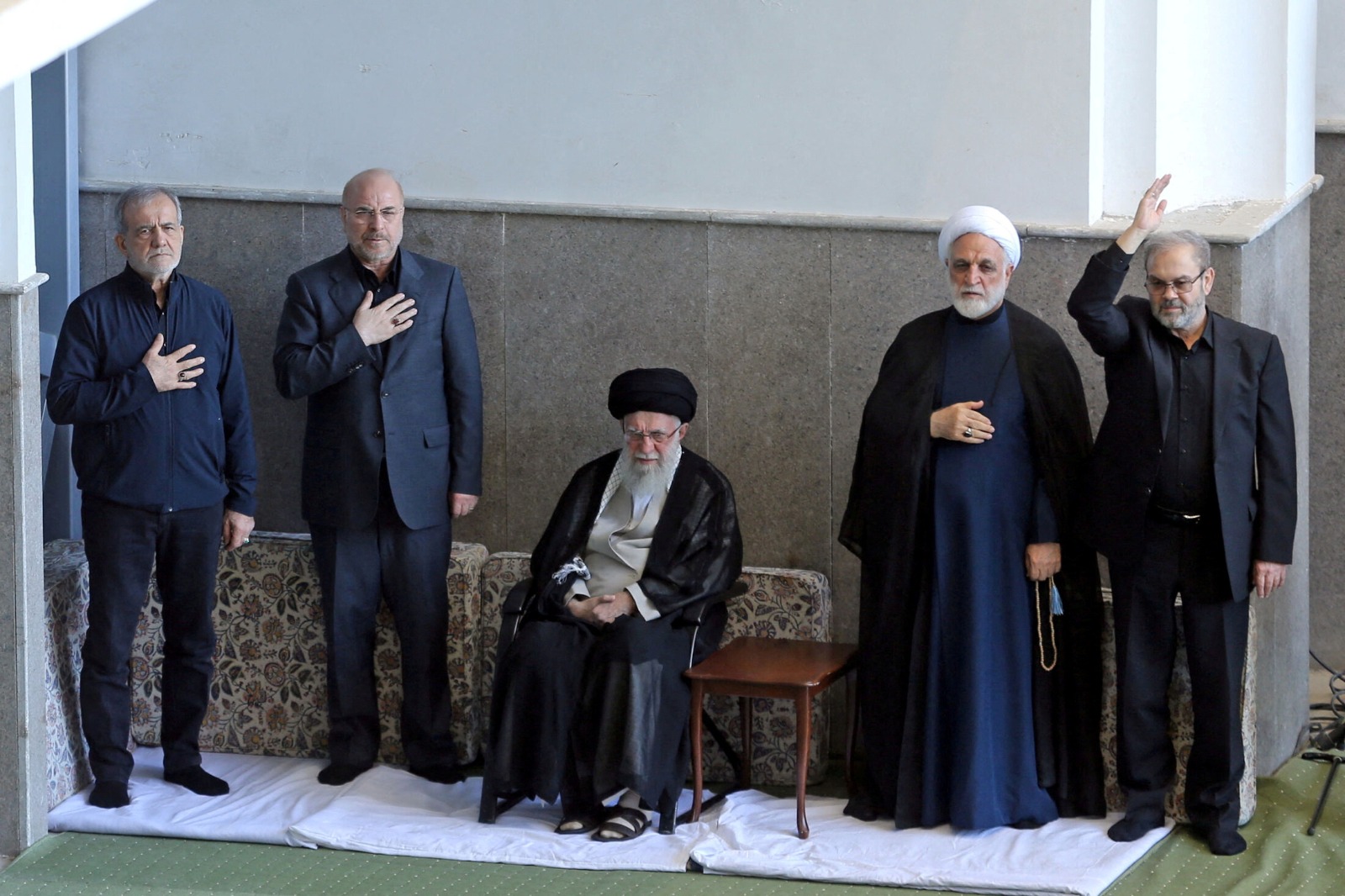 المرشد الإيراني السابق علي خامنئي والرئيس الإيراني مسعود بيزشكيان مع عدد من المسؤولين خلال مراسم عزاء بالعاصمة طهران. 4 أكتوبر 2024 - REUTERS