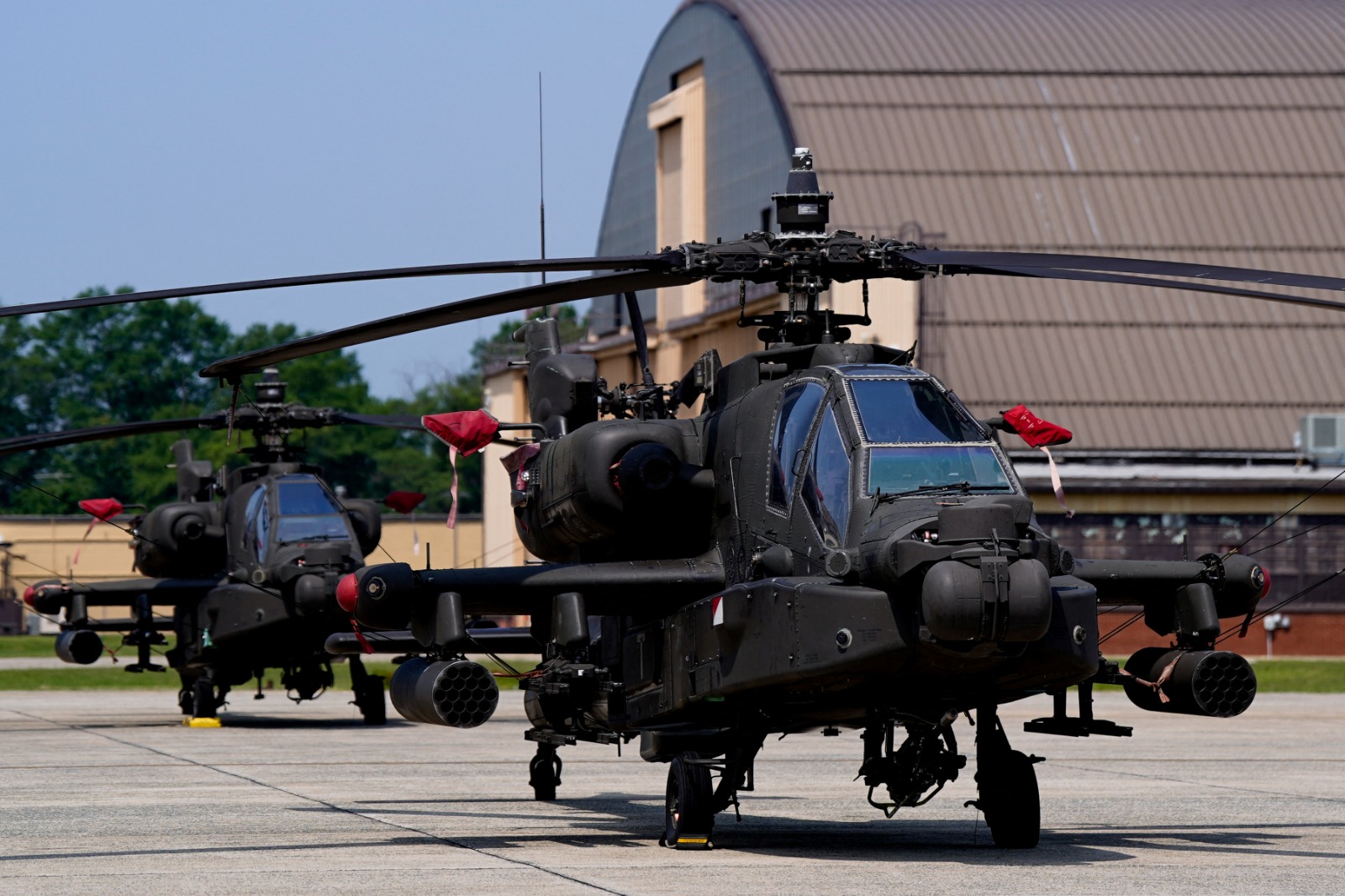 طائرات أميركية من طراز AH-64 Apaches في قاعدة أندروز المشتركة بولاية ماريلاند. 12 يونيو 2025