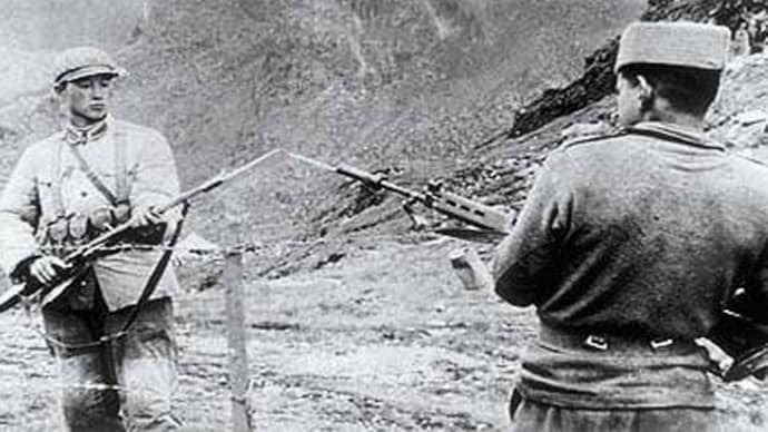 صورة تظهر جندي صيني أثنار الحرب الصينية - الهندية ف أكساي بمنطقة كشمير